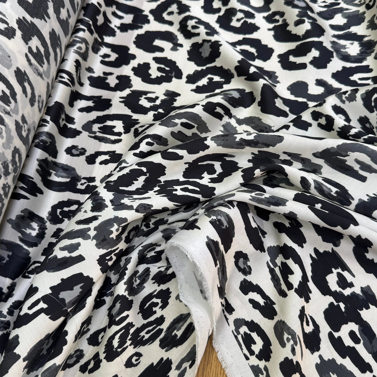SATIN 100% VISCOSE SUPER FLUIDE ET DOUCE FOND ÉCRU LÉOPARD NOIR - My Little Coupon