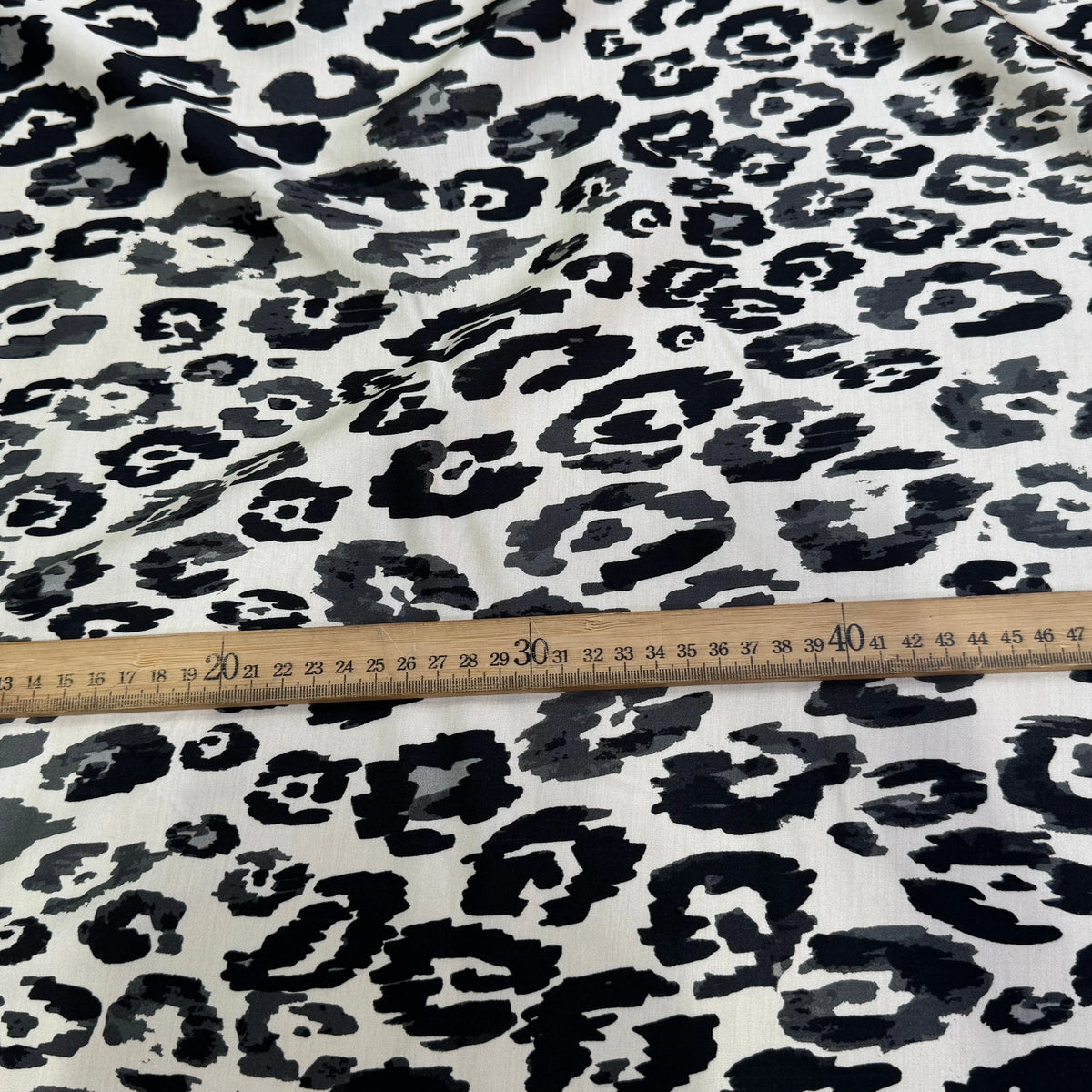 SATIN 100% VISCOSE SUPER FLUIDE ET DOUCE FOND ÉCRU LÉOPARD NOIR - My Little Coupon