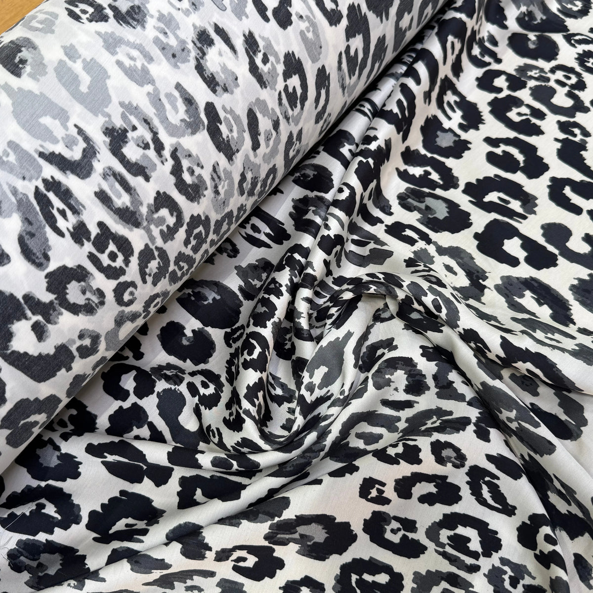 SATIN 100% VISCOSE SUPER FLUIDE ET DOUCE FOND ÉCRU LÉOPARD NOIR - My Little Coupon