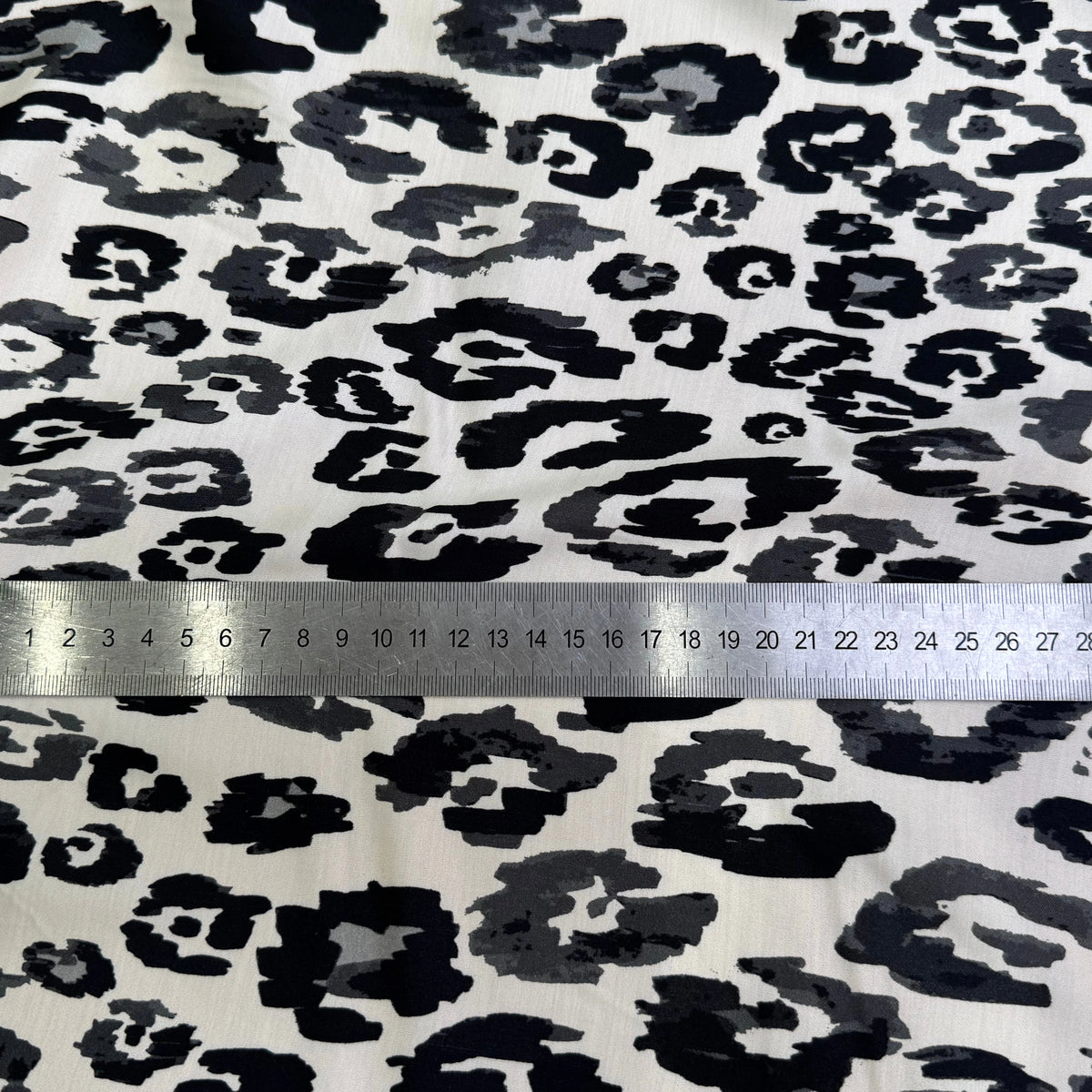 SATIN 100% VISCOSE SUPER FLUIDE ET DOUCE FOND ÉCRU LÉOPARD NOIR - My Little Coupon