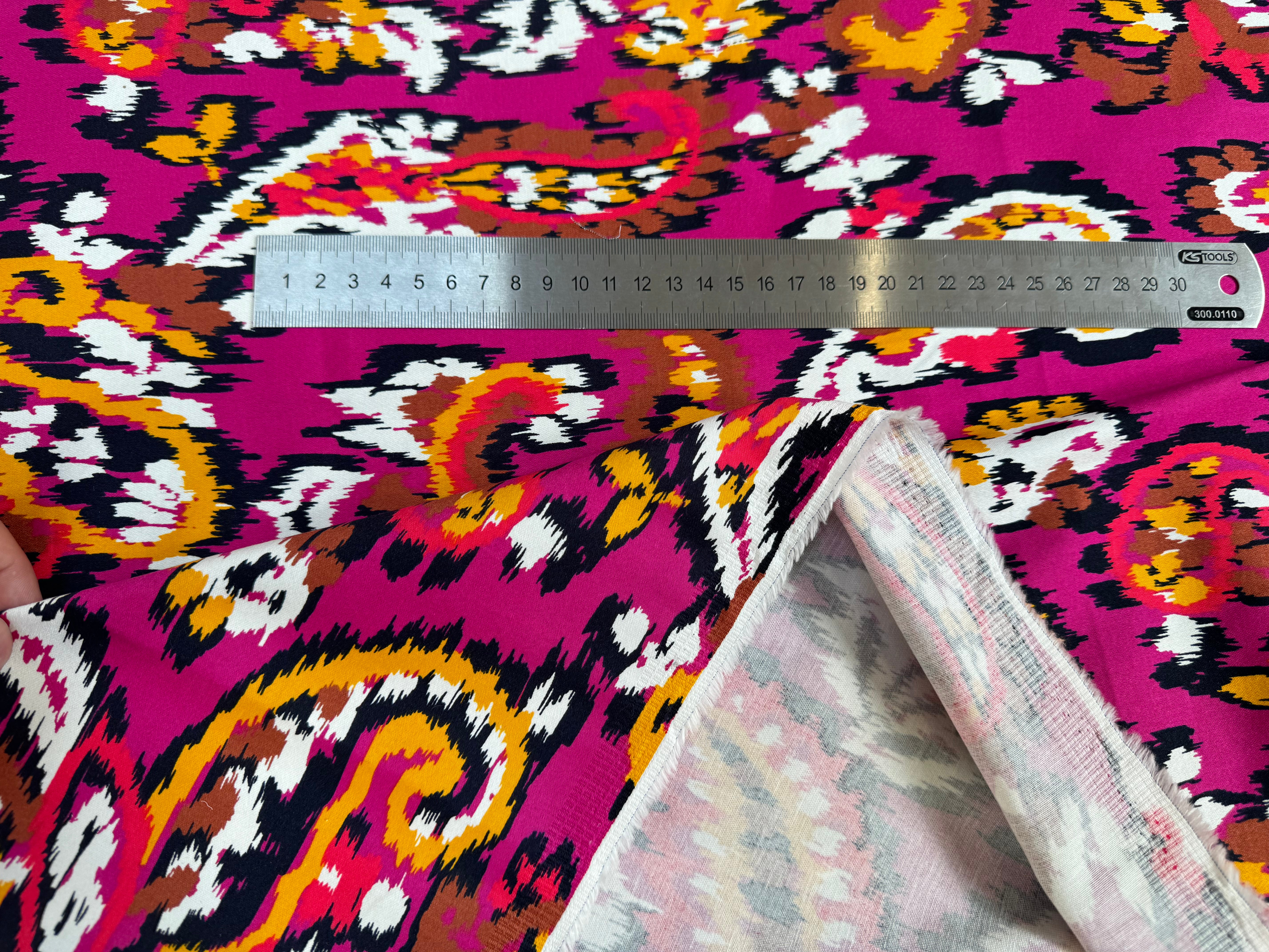 SATIN DE COTON TISSU IMPRIMÉ ABSTRAIT FUCHSIA - My Little Coupon