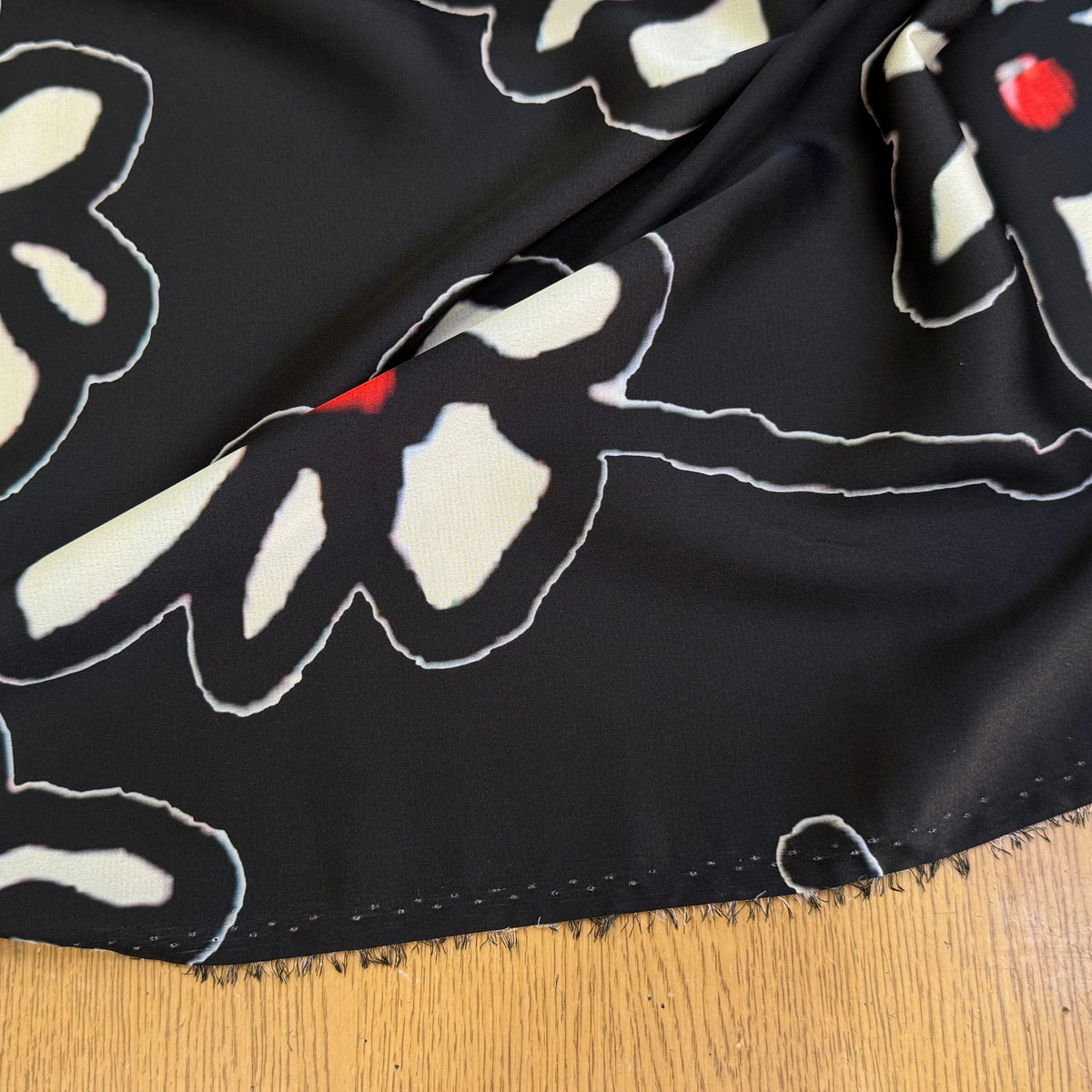 SATIN DE POLYESTER IMPRIMÉ MARGUERITES FOND NOIR - My Little Coupon