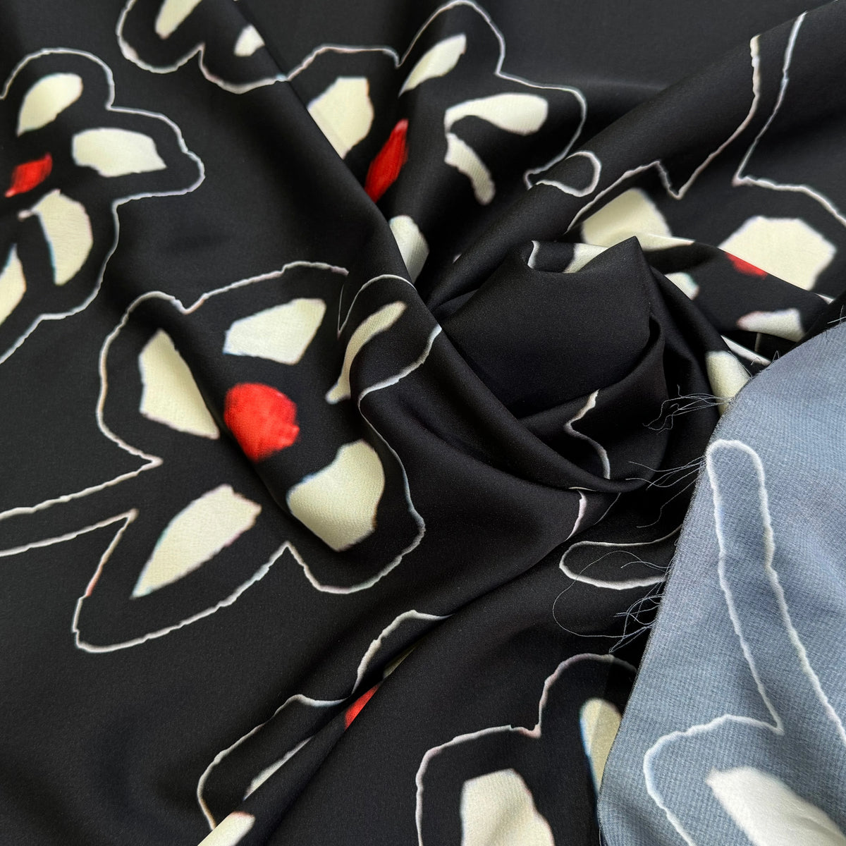 SATIN DE POLYESTER IMPRIMÉ MARGUERITES FOND NOIR - My Little Coupon