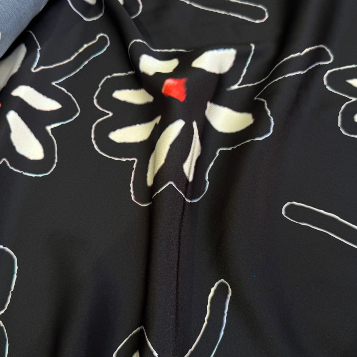 SATIN DE POLYESTER IMPRIMÉ MARGUERITES FOND NOIR - My Little Coupon