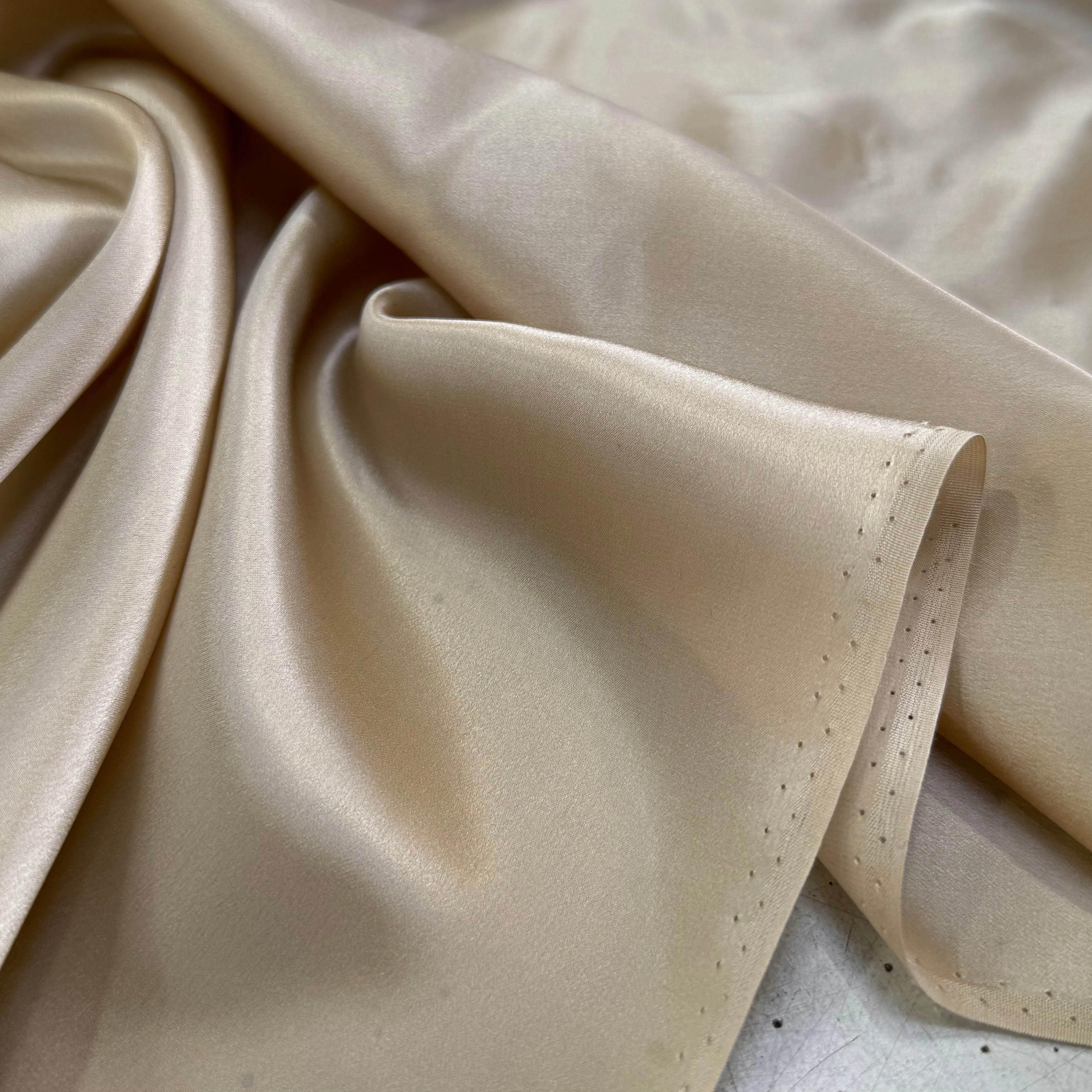 SATIN DE SOIE FLUIDE 110 DE LAIZE BEIGE CHIC - My Little Coupon