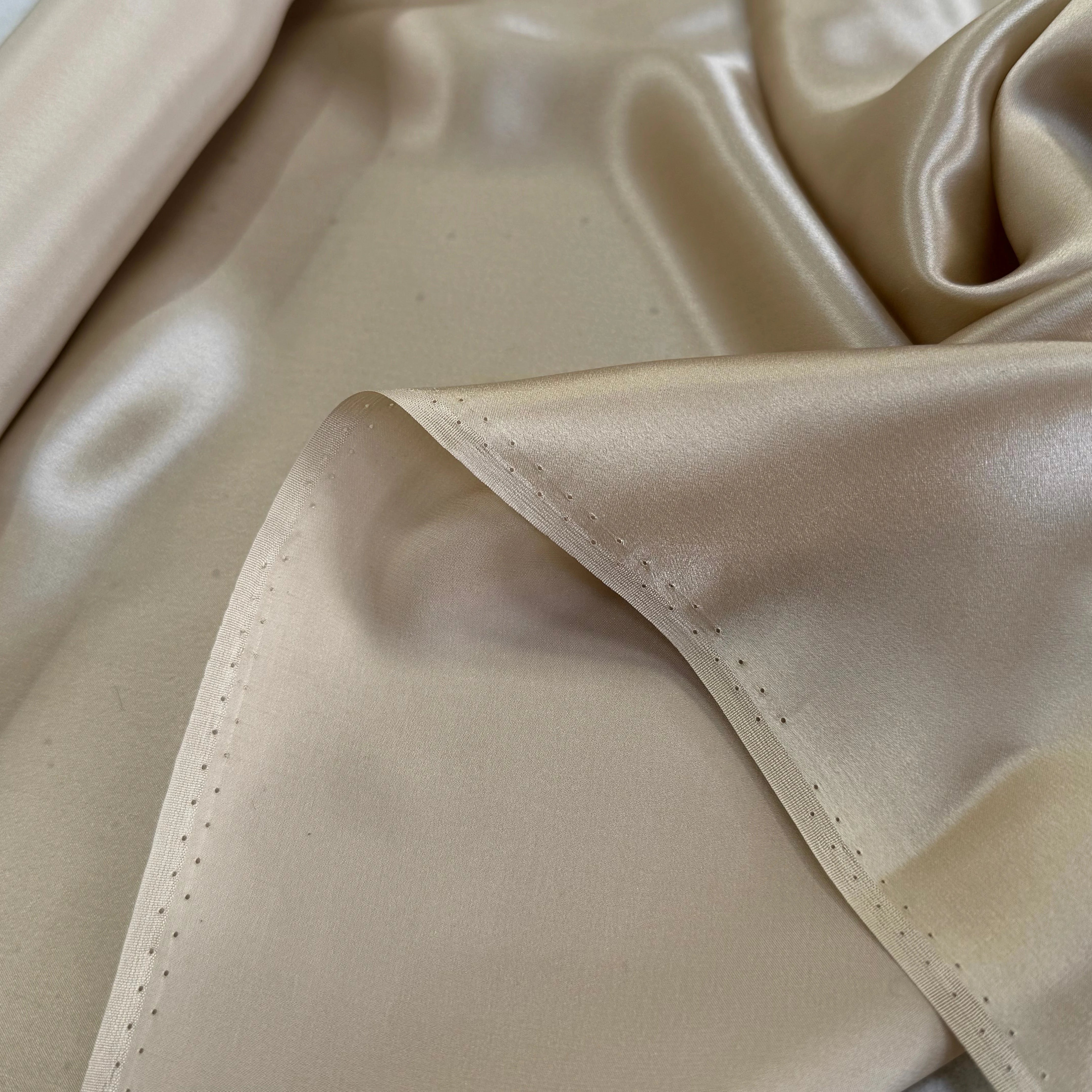SATIN DE SOIE FLUIDE 110 DE LAIZE BEIGE CHIC - My Little Coupon