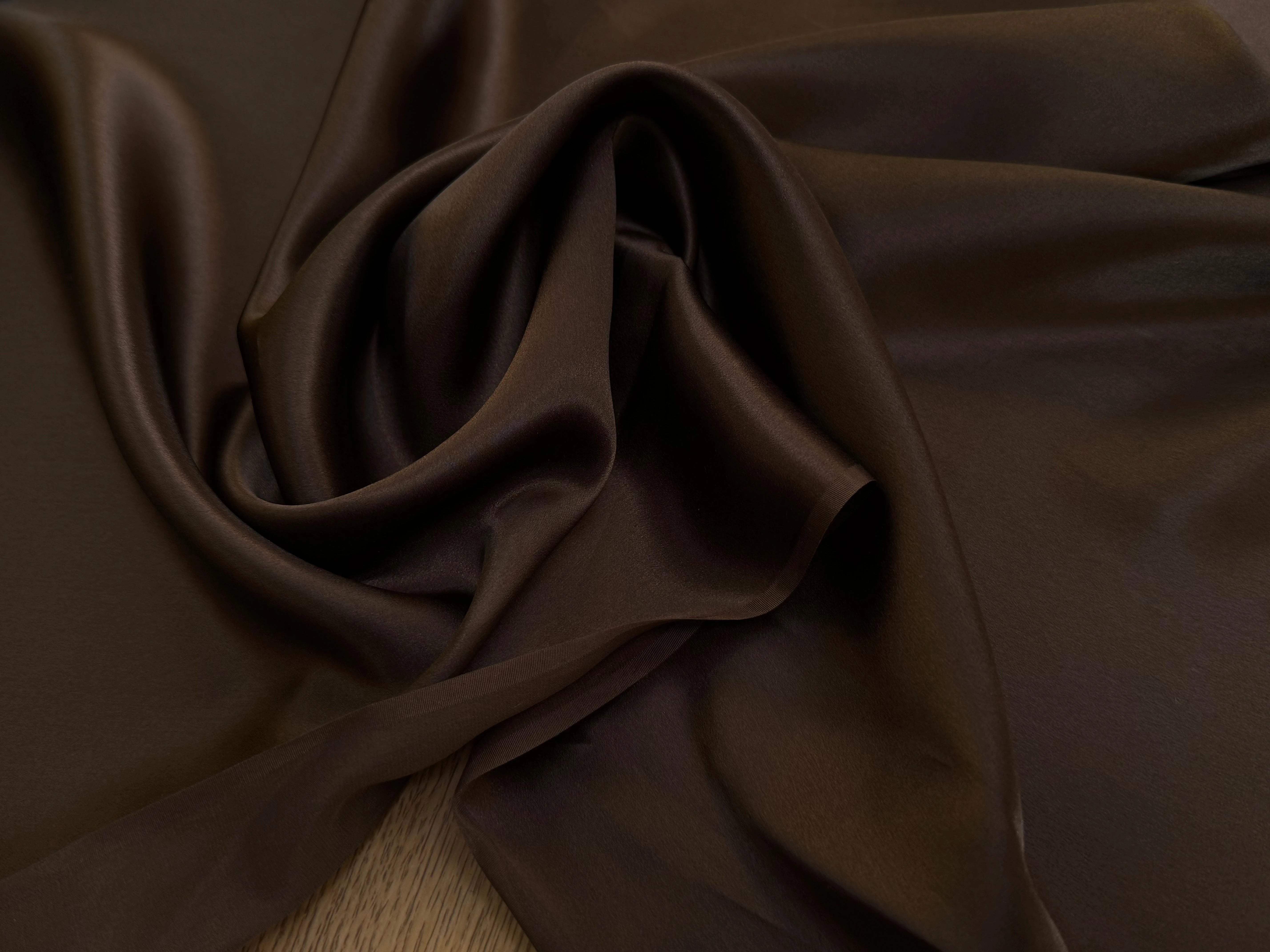 SATIN DE SOIE FLUIDE MARRON FONCÉ 110CM - My Little Coupon