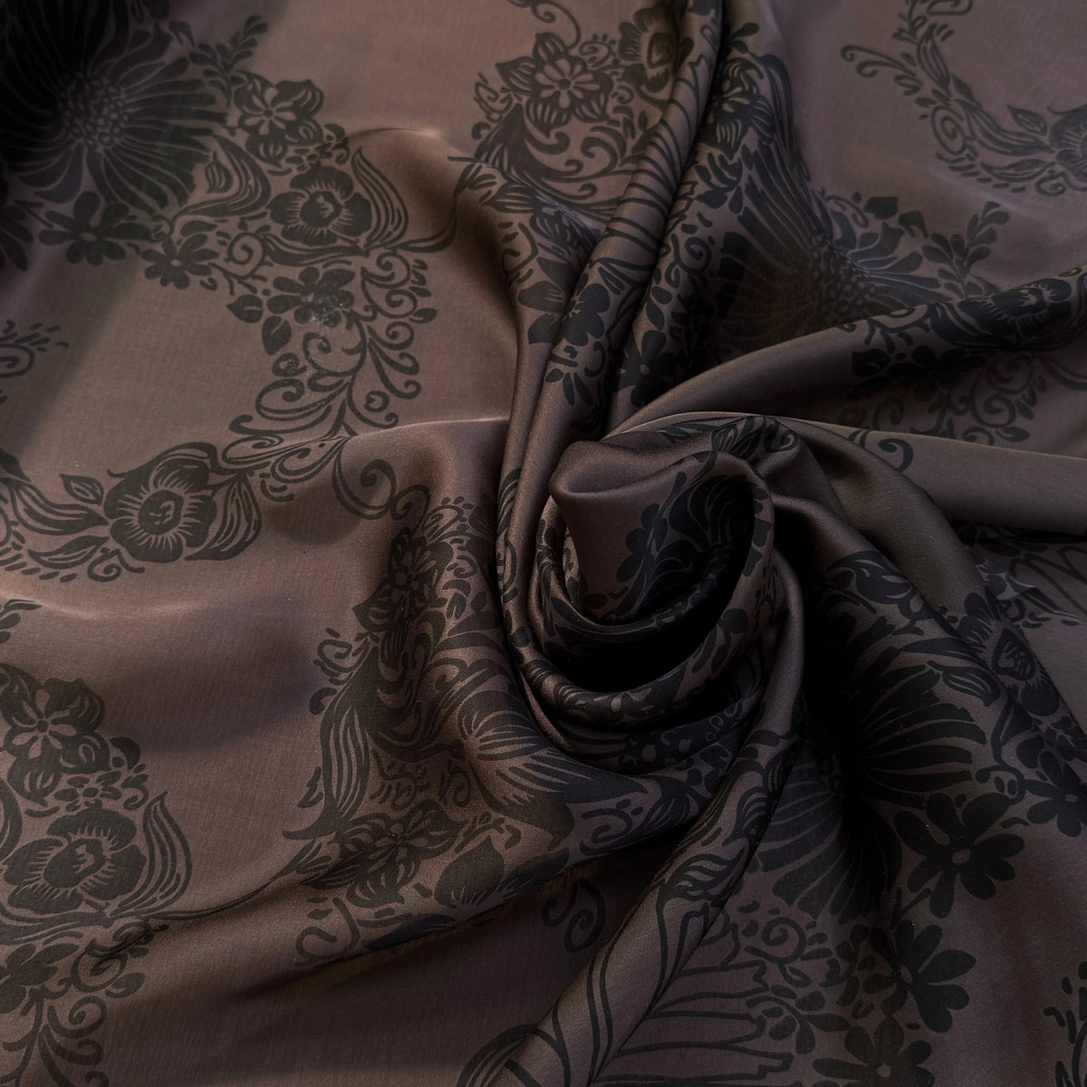 SATIN DE SOIE FLUIDE SMOKY BROWN IMPRIMÉ BASE DE FLEURS - My Little Coupon