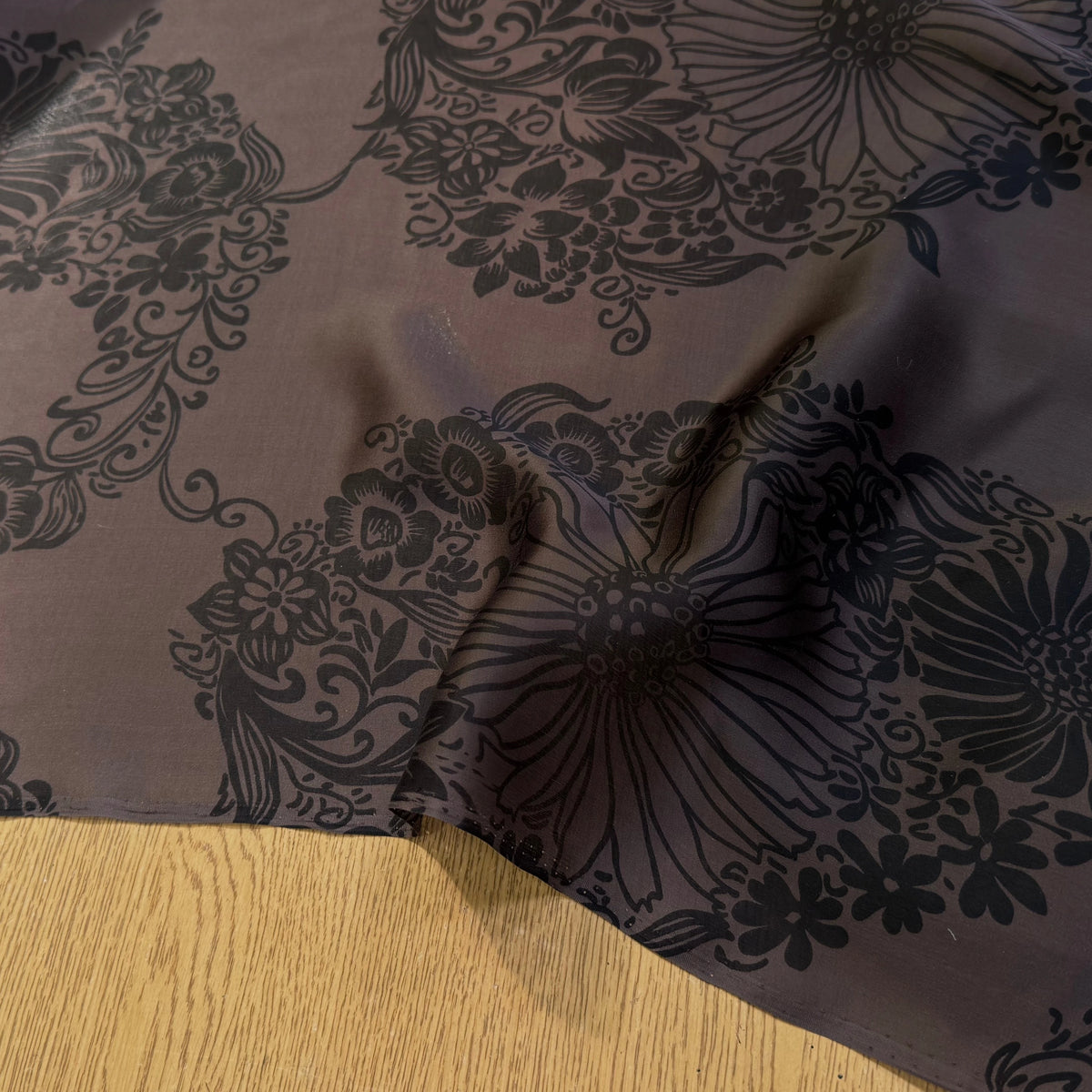 SATIN DE SOIE FLUIDE SMOKY BROWN IMPRIMÉ BASE DE FLEURS - My Little Coupon
