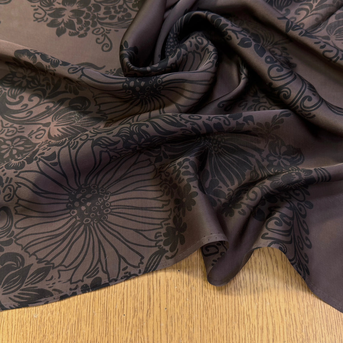 SATIN DE SOIE FLUIDE SMOKY BROWN IMPRIMÉ BASE DE FLEURS - My Little Coupon