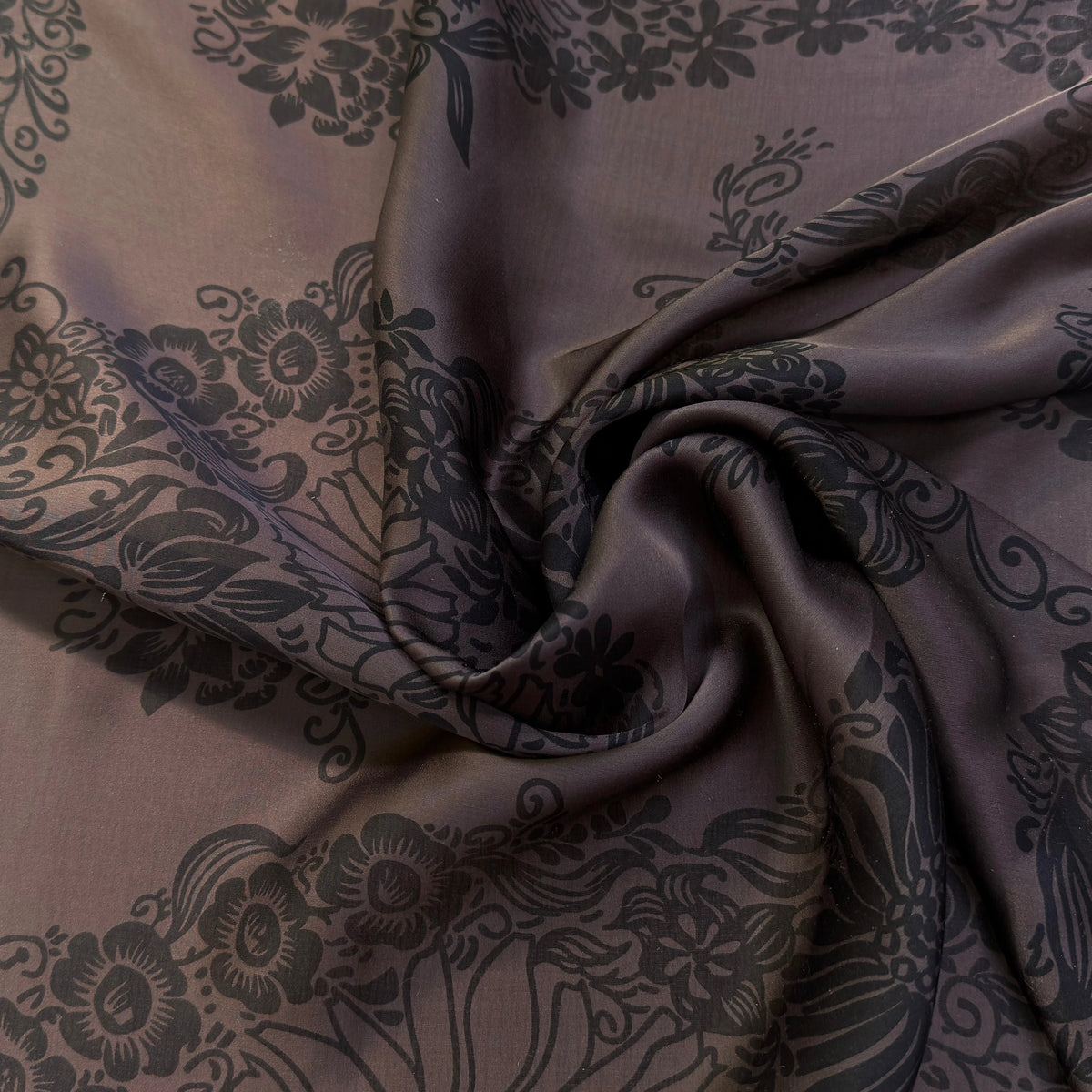 SATIN DE SOIE FLUIDE SMOKY BROWN IMPRIMÉ BASE DE FLEURS - My Little Coupon