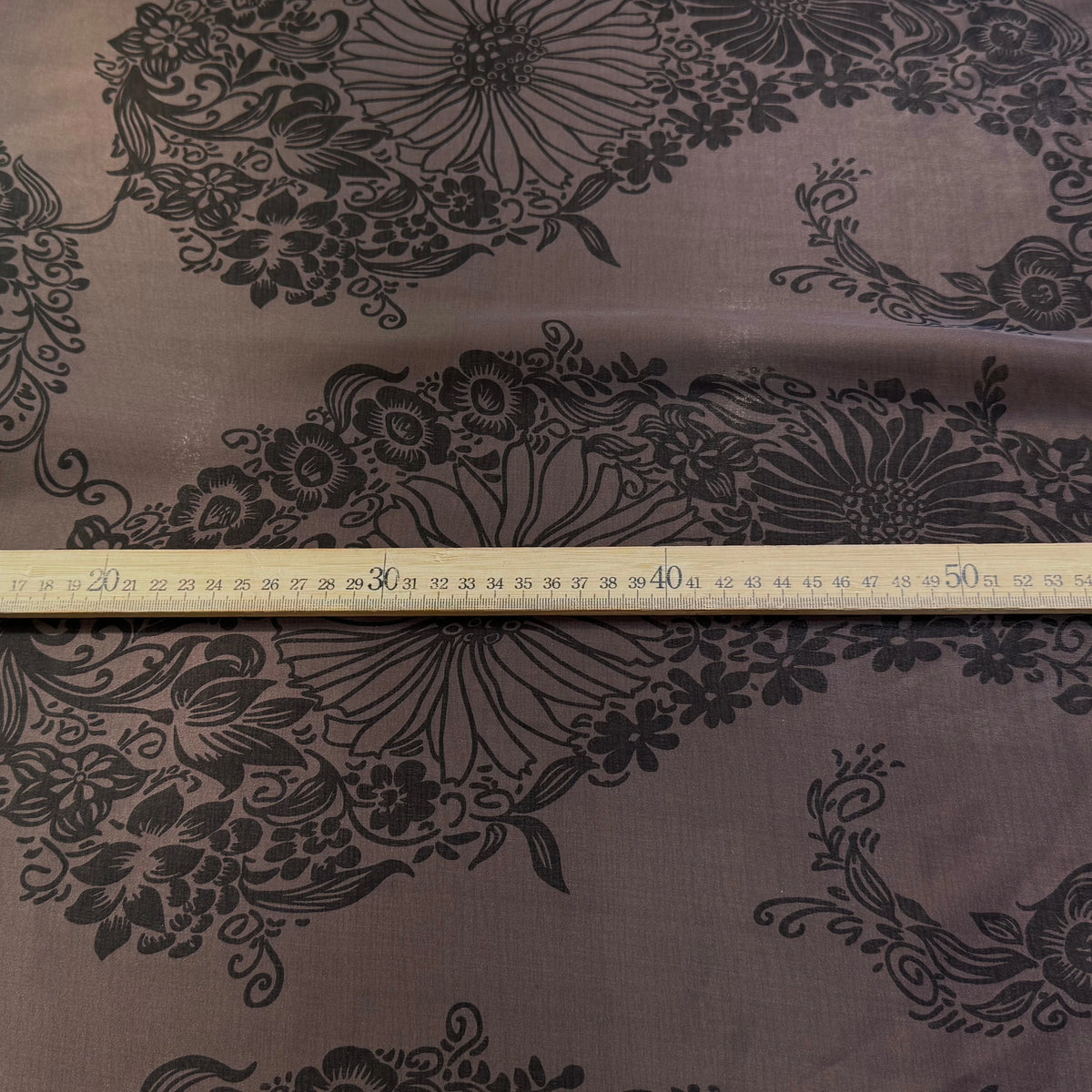 SATIN DE SOIE FLUIDE SMOKY BROWN IMPRIMÉ BASE DE FLEURS - My Little Coupon