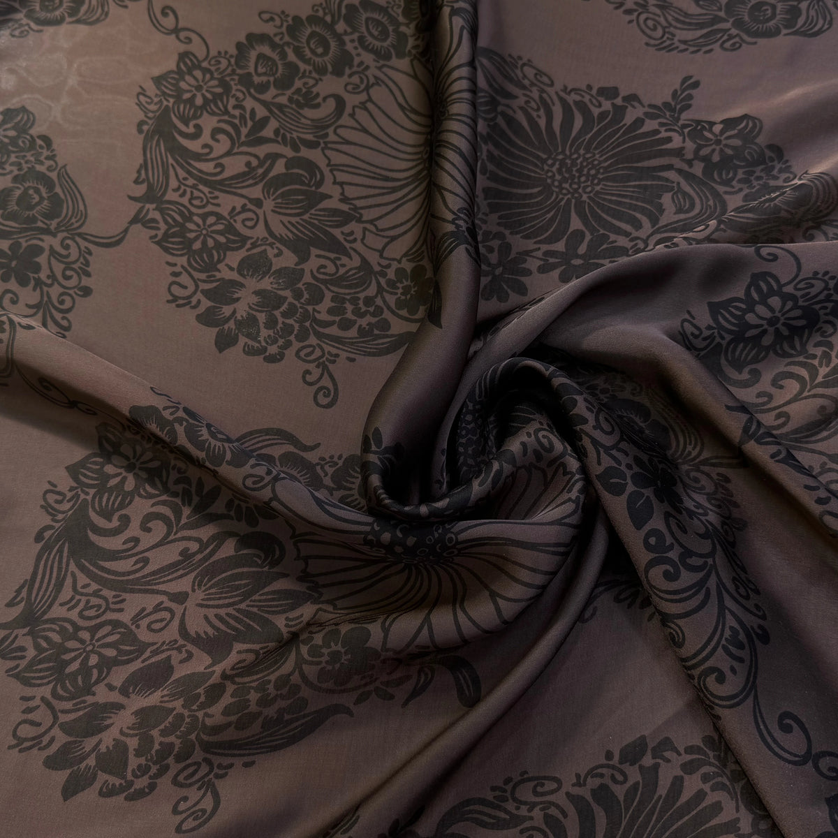 SATIN DE SOIE FLUIDE SMOKY BROWN IMPRIMÉ BASE DE FLEURS - My Little Coupon