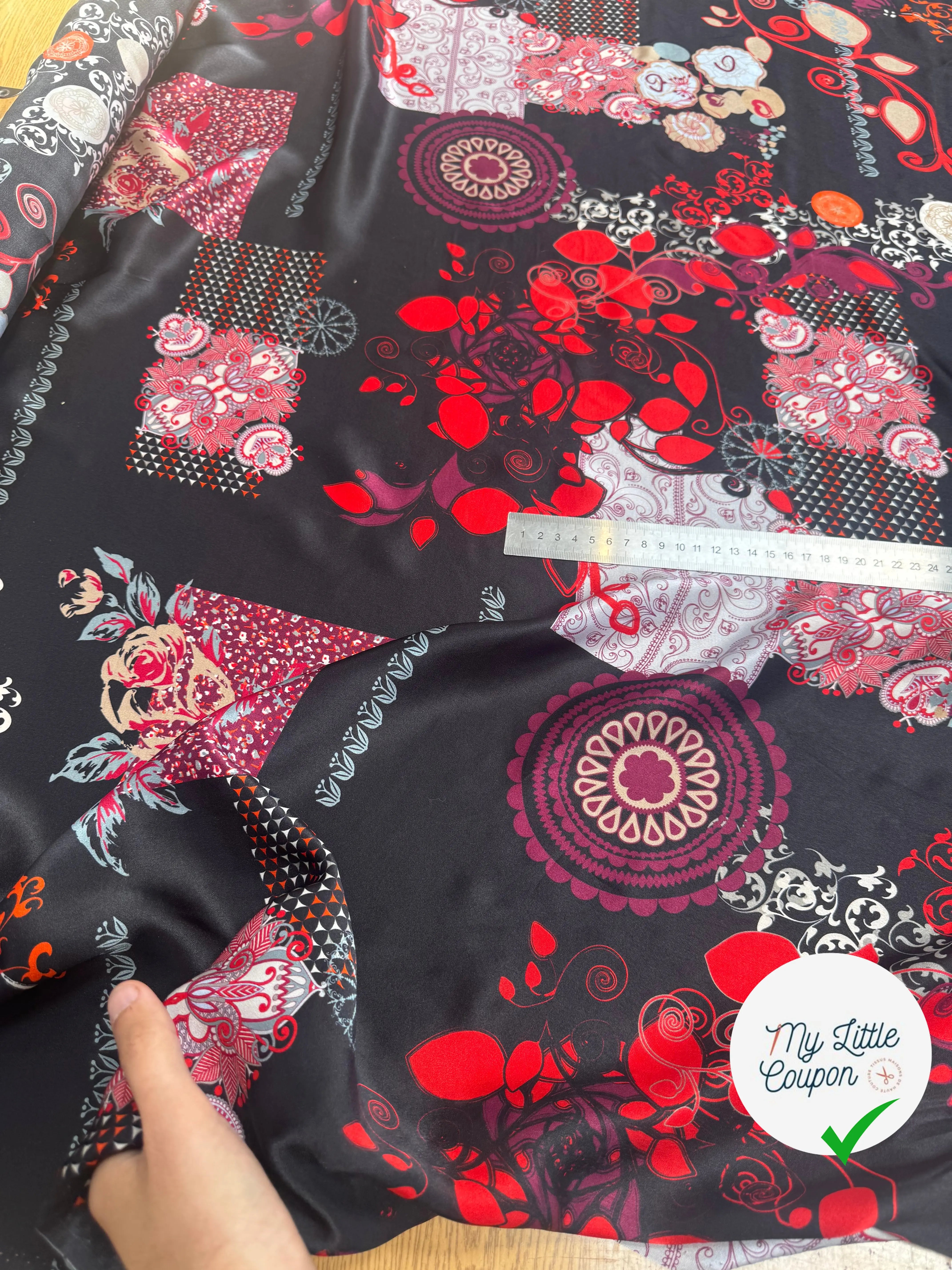 SATIN DE SOIE FOND NOIR MOTIFS ROUGE ET BLANC - My Little Coupon