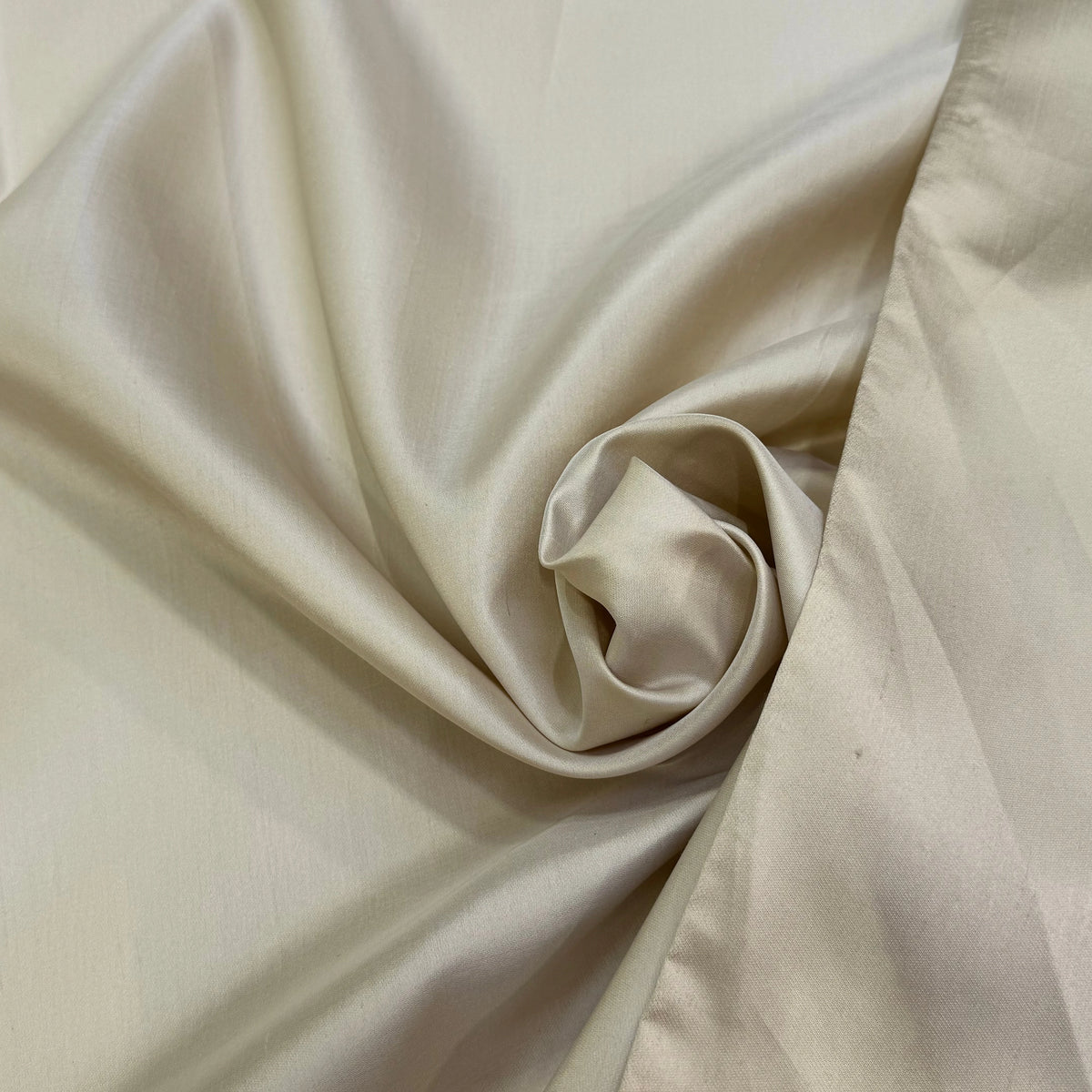 SATIN DE SOIE TYPE DUCHESSE TEXTURÉ BELLE TENUE BEIGE - My Little Coupon