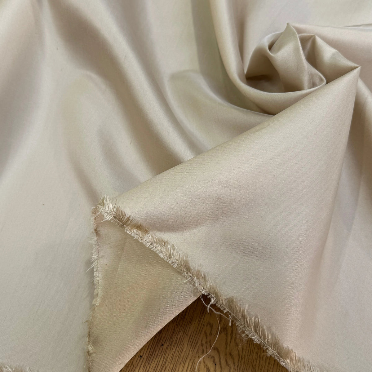 SATIN DE SOIE TYPE DUCHESSE TEXTURÉ BELLE TENUE BEIGE - My Little Coupon