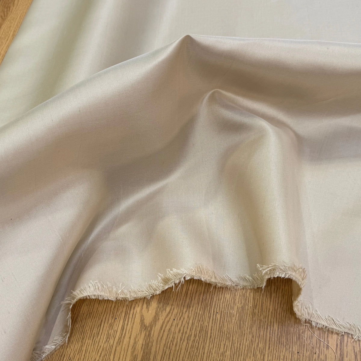SATIN DE SOIE TYPE DUCHESSE TEXTURÉ BELLE TENUE BEIGE - My Little Coupon