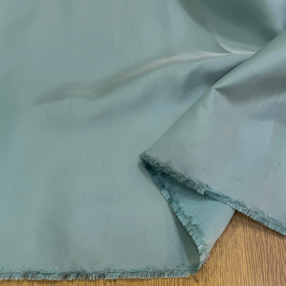 SATIN DE SOIE TYPE DUCHESSE TEXTURÉ BELLE TENUE VERT D'EAU - My Little Coupon