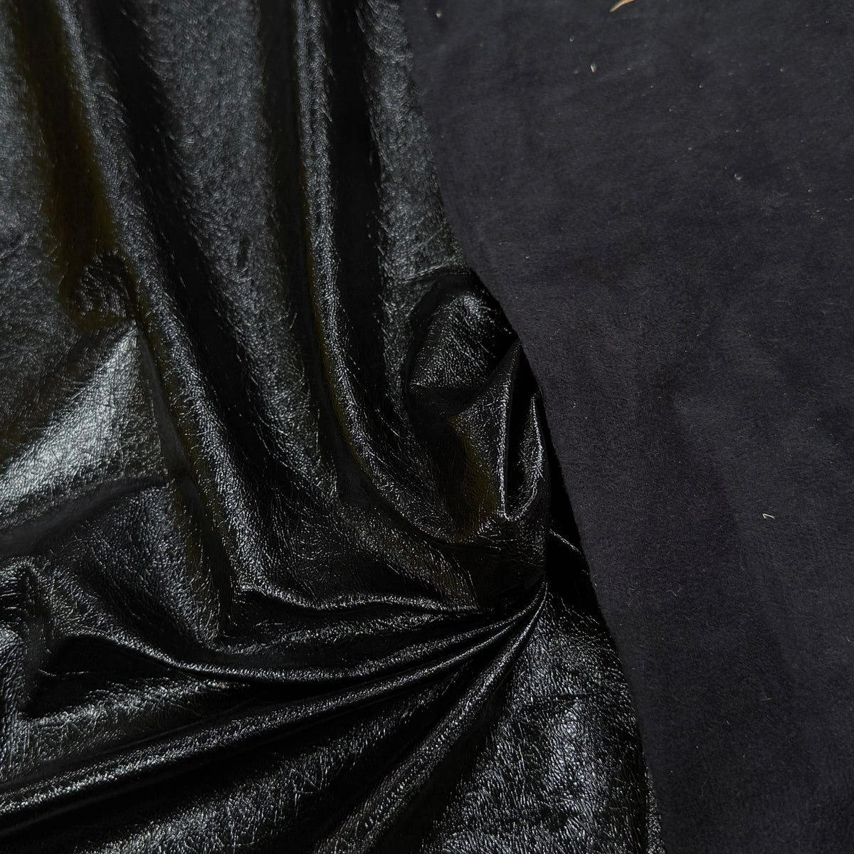 SATIN FAUX CUIR STRETCH NOIR TOUCHER AGRÉABLE - My Little Coupon