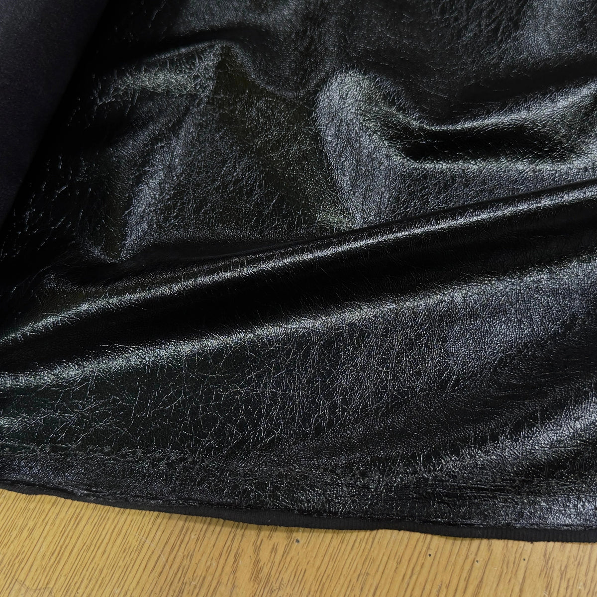 SATIN FAUX CUIR STRETCH NOIR TOUCHER AGRÉABLE - My Little Coupon