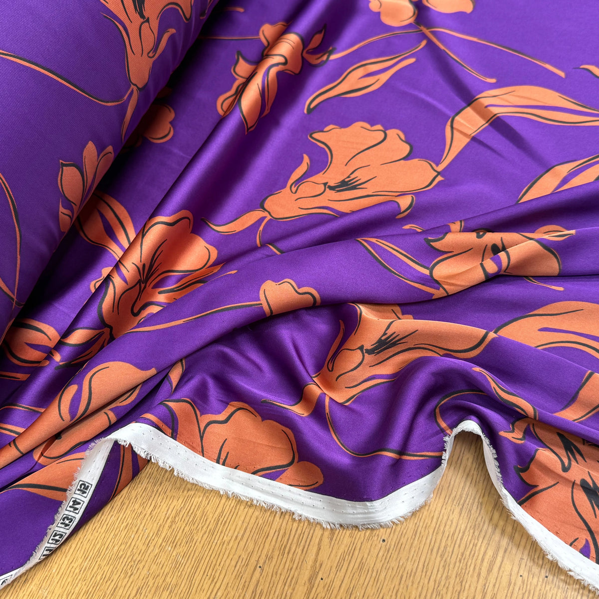 SATIN FLUIDE FOND VIOLET FLORAUX CARAMEL - My Little Coupon