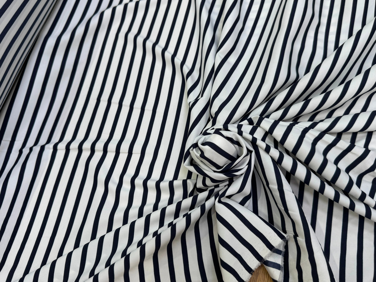 SATIN FLUIDE RAYURES BLEUES HORIZONTALES FOND ÉCRU STRETCH - My Little Coupon