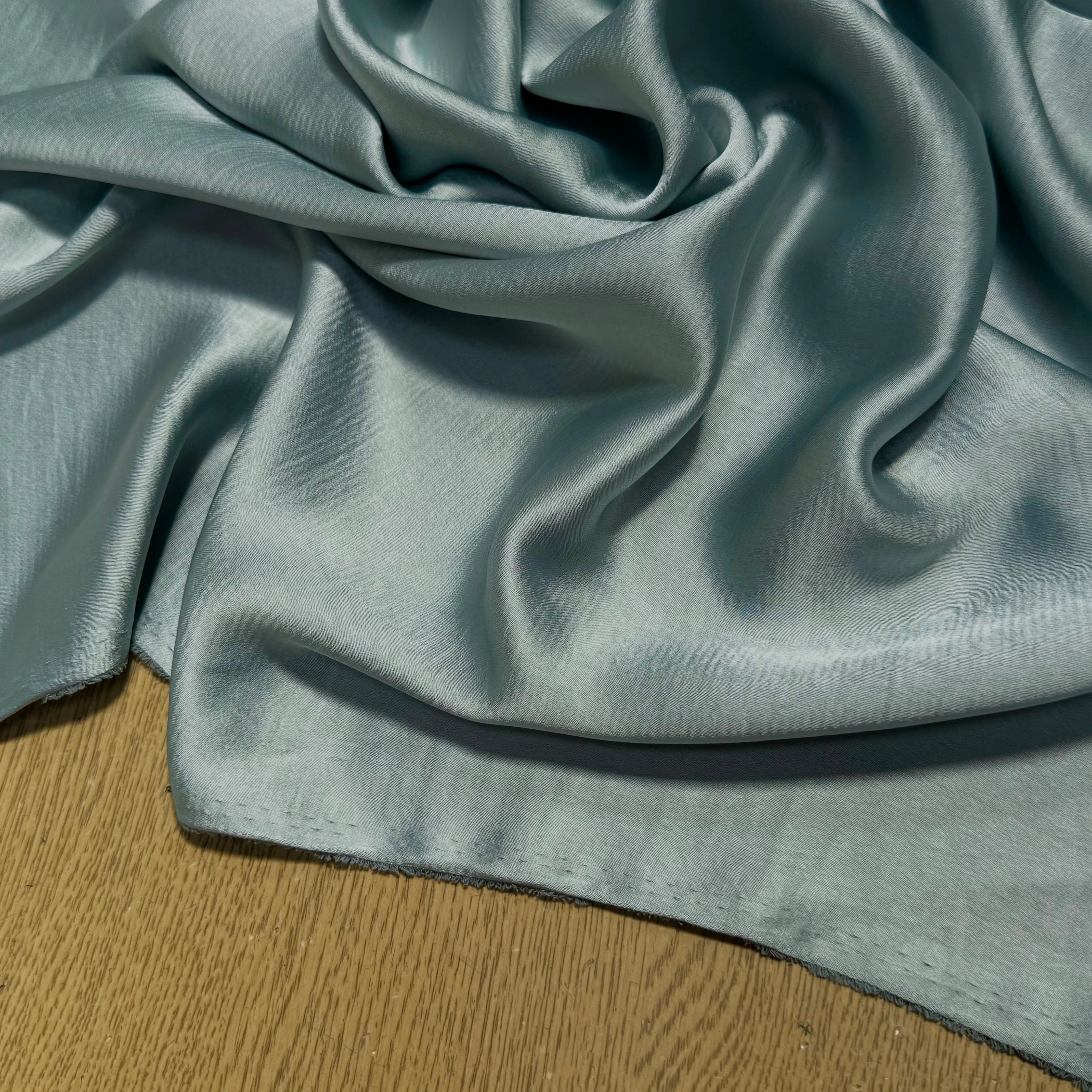 SATIN FLUIDE VERT D'EAU SUPERBE TOMBÉ - My Little Coupon
