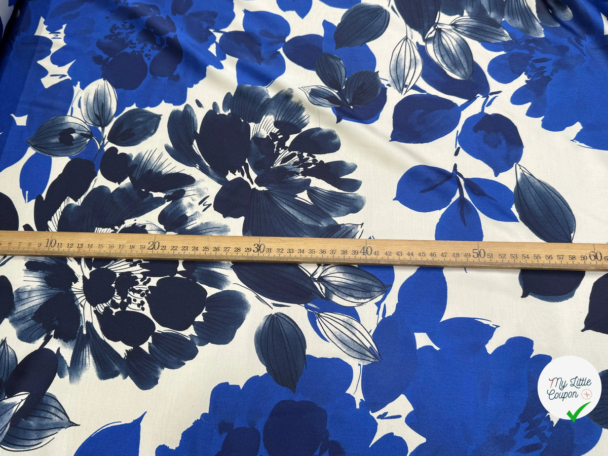 SATIN FOND BLANC MOTIFS GROSSES FLEURS BLEU - My Little Coupon
