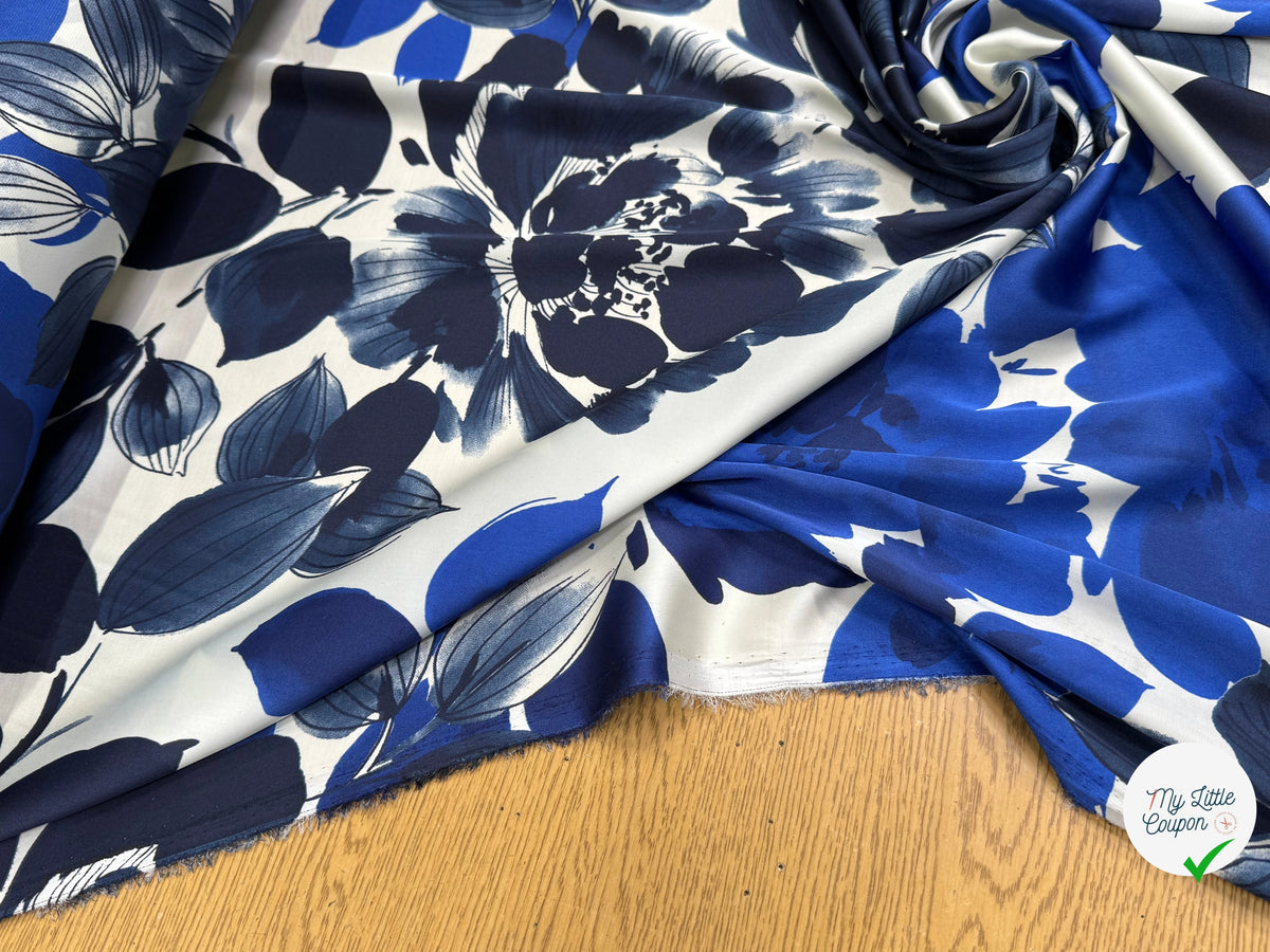 SATIN FOND BLANC MOTIFS GROSSES FLEURS BLEU - My Little Coupon