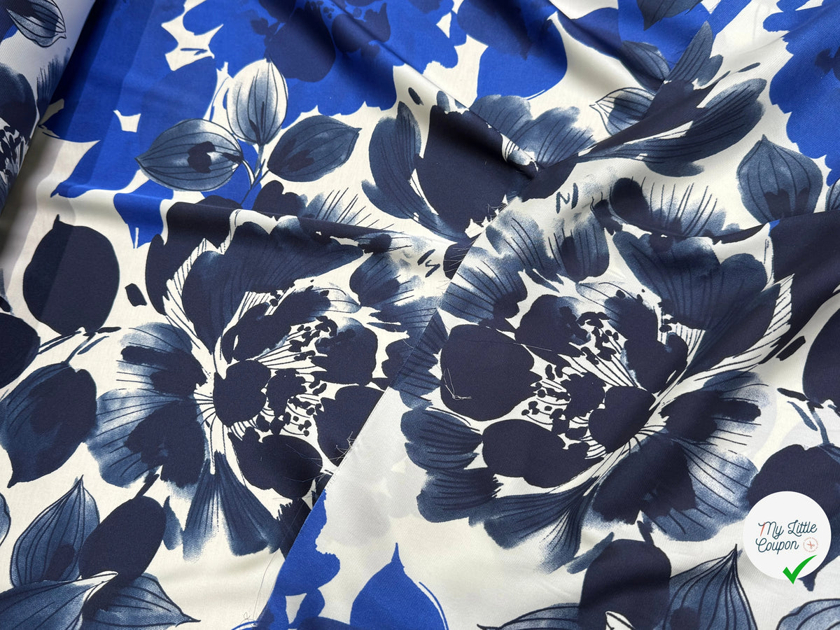 SATIN FOND BLANC MOTIFS GROSSES FLEURS BLEU - My Little Coupon