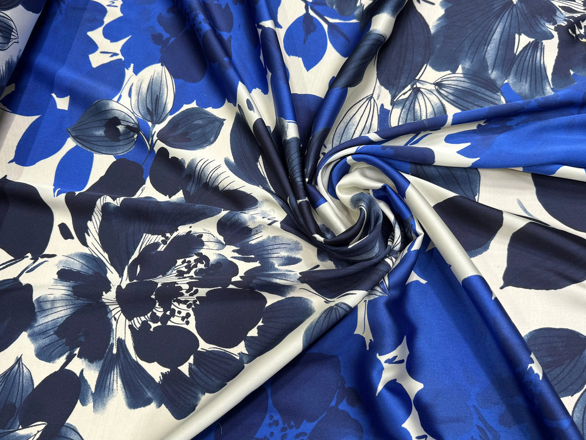 SATIN FOND BLANC MOTIFS GROSSES FLEURS BLEU - My Little Coupon