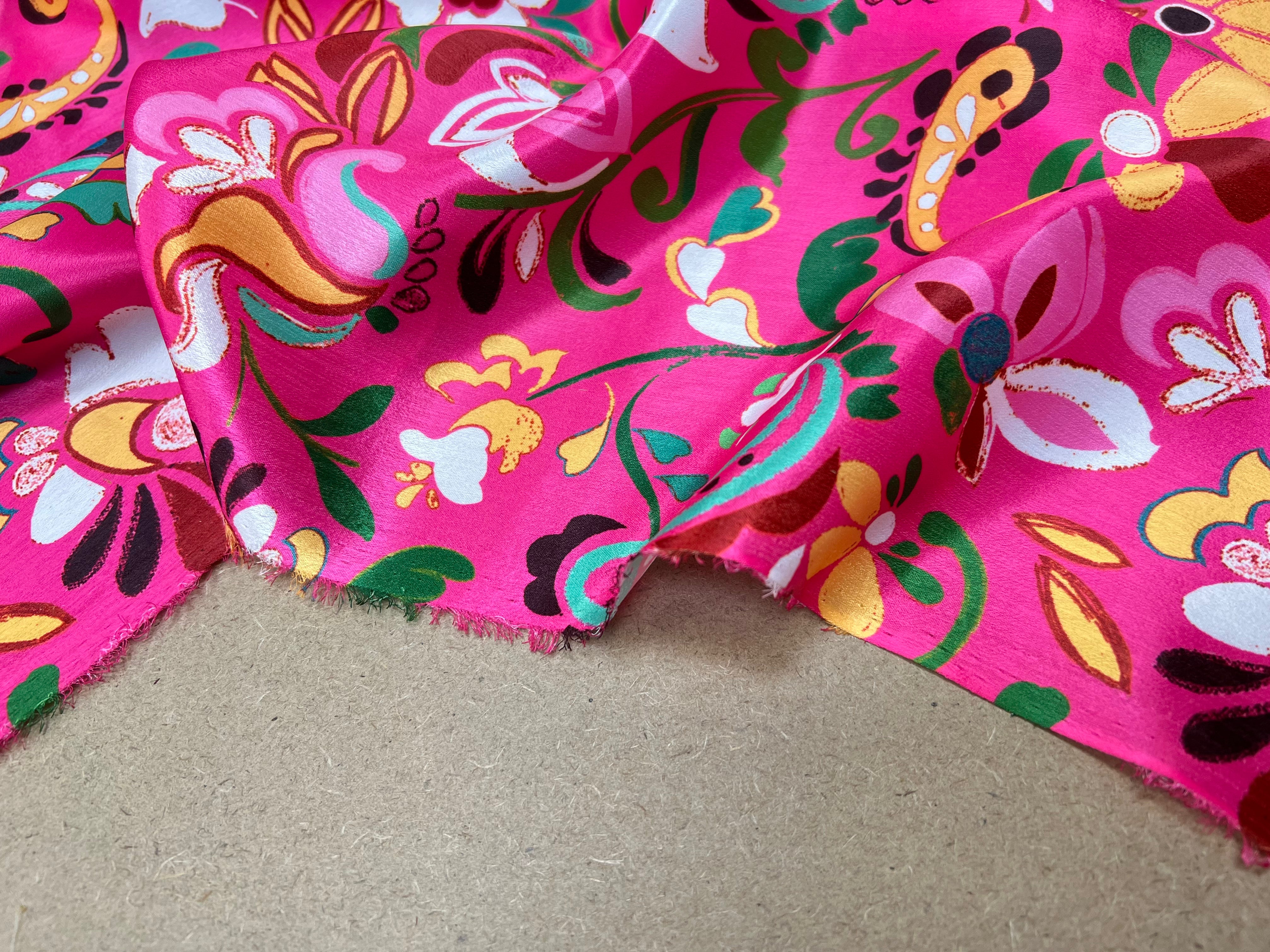 SATIN VELOUTÉ DE JOLIES FLEURS FOND ROSE - My Little Coupon