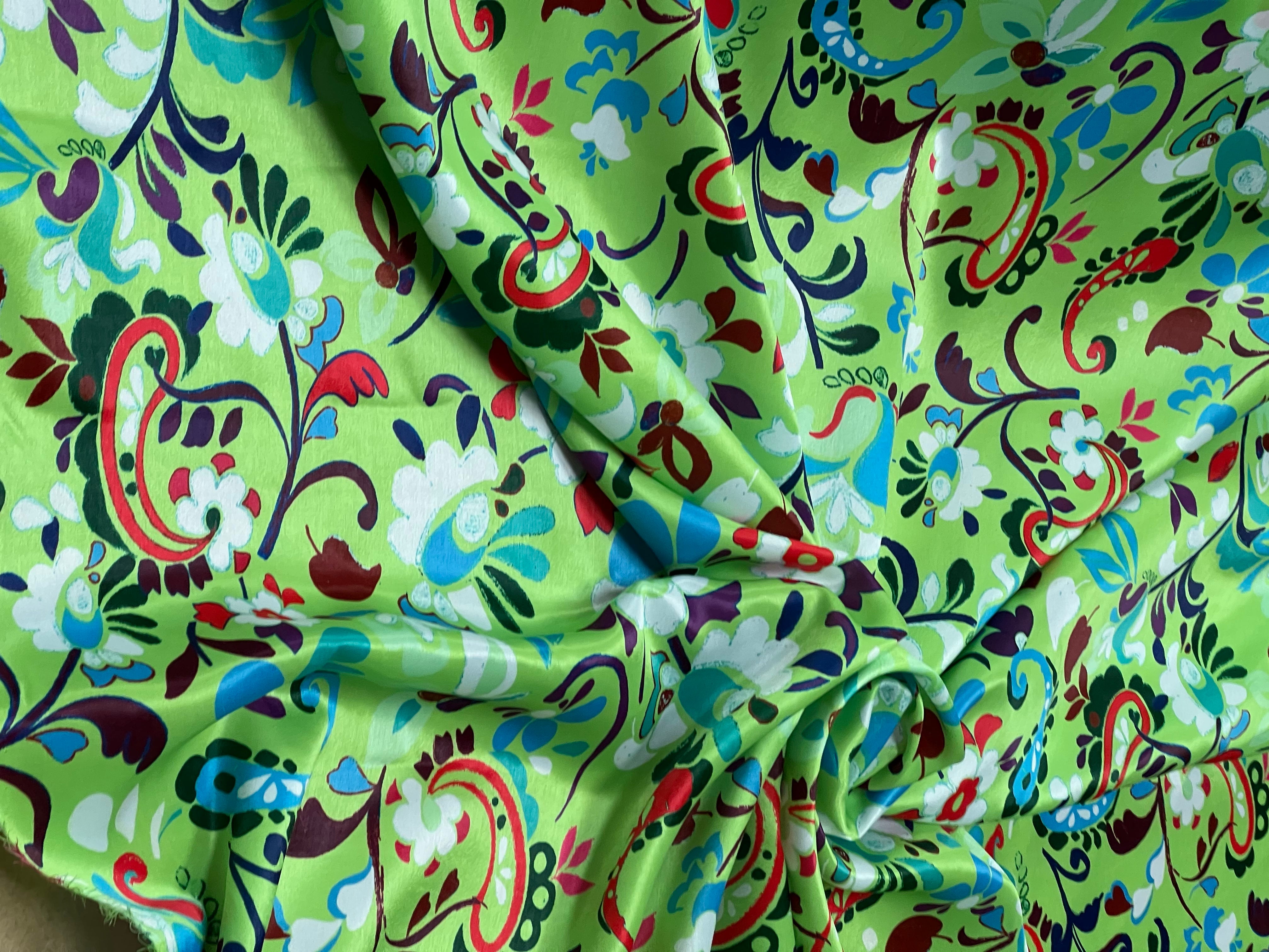 SATIN VELOUTÉ DE JOLIES FLEURS FOND VERT - My Little Coupon