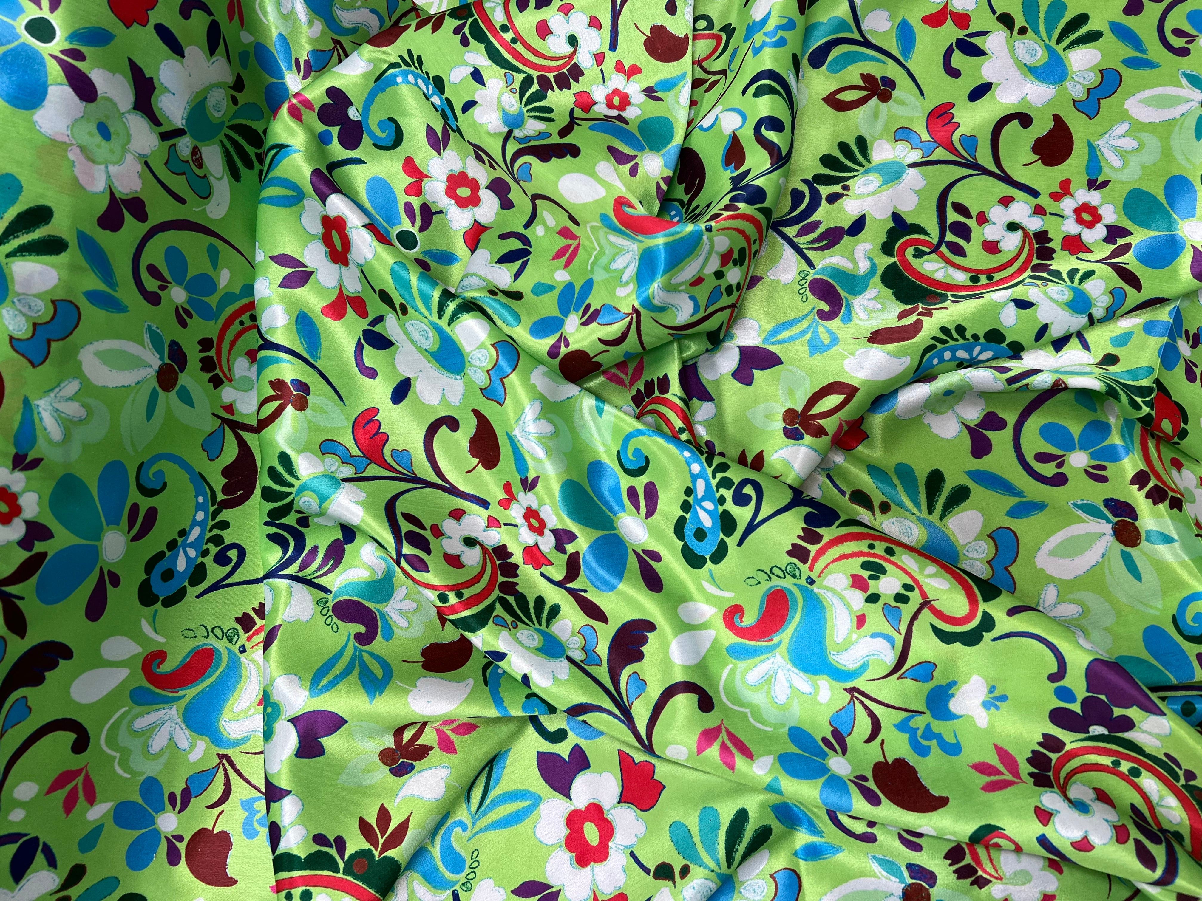 SATIN VELOUTÉ DE JOLIES FLEURS FOND VERT - My Little Coupon