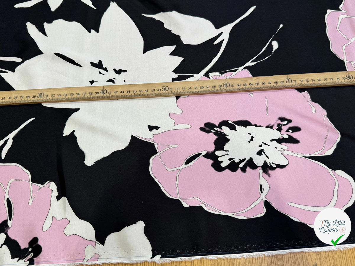 SATIN VISCOSE FLUIDE ET DOUCE FOND NOIR CHIC GROSSES FLEURS - My Little Coupon