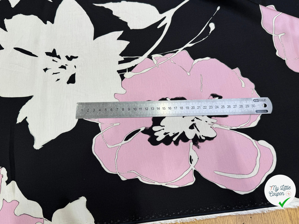 SATIN VISCOSE FLUIDE ET DOUCE FOND NOIR CHIC GROSSES FLEURS - My Little Coupon