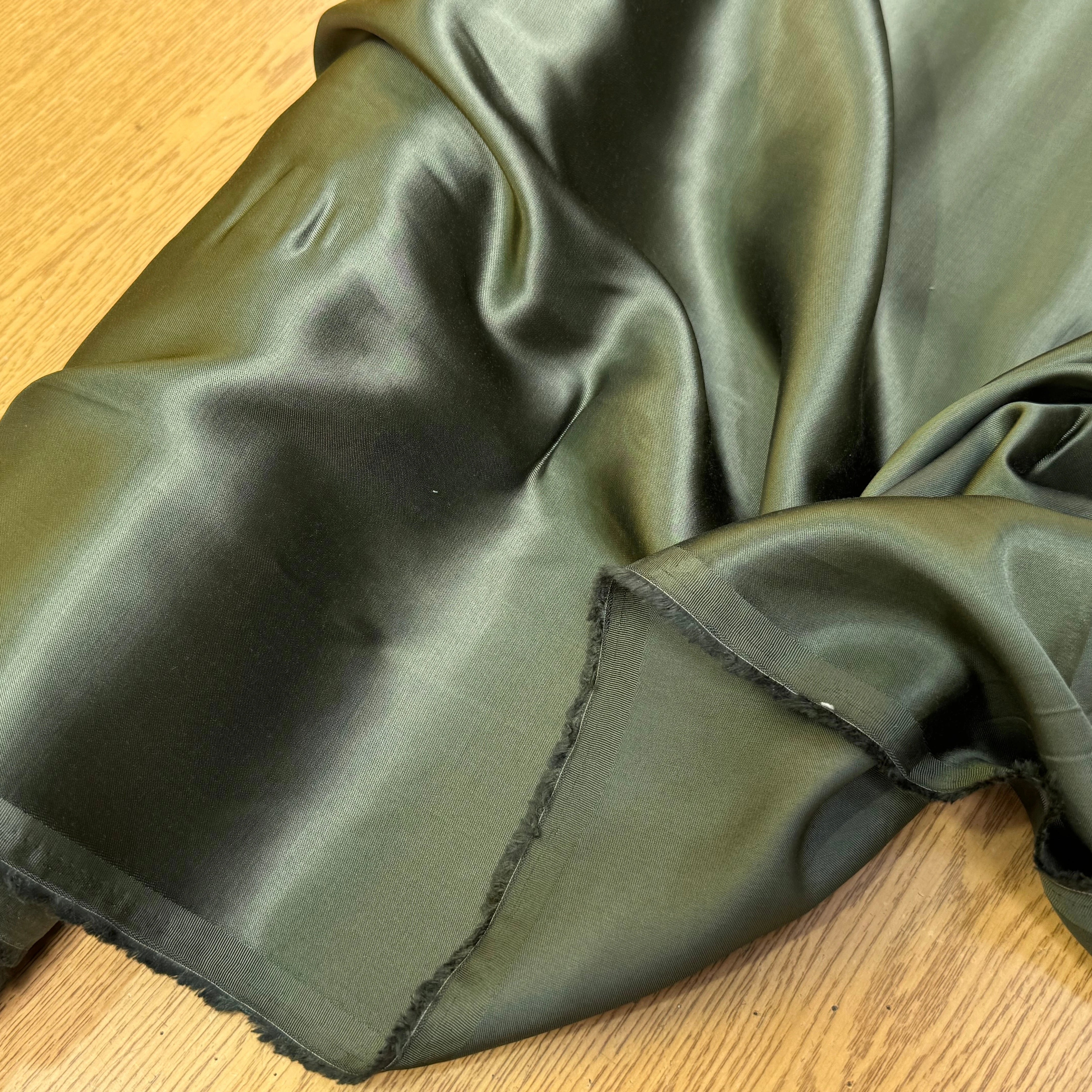 SATIN VISCOSE VERT KAKI TOMBÉ FLUIDE - My Little Coupon