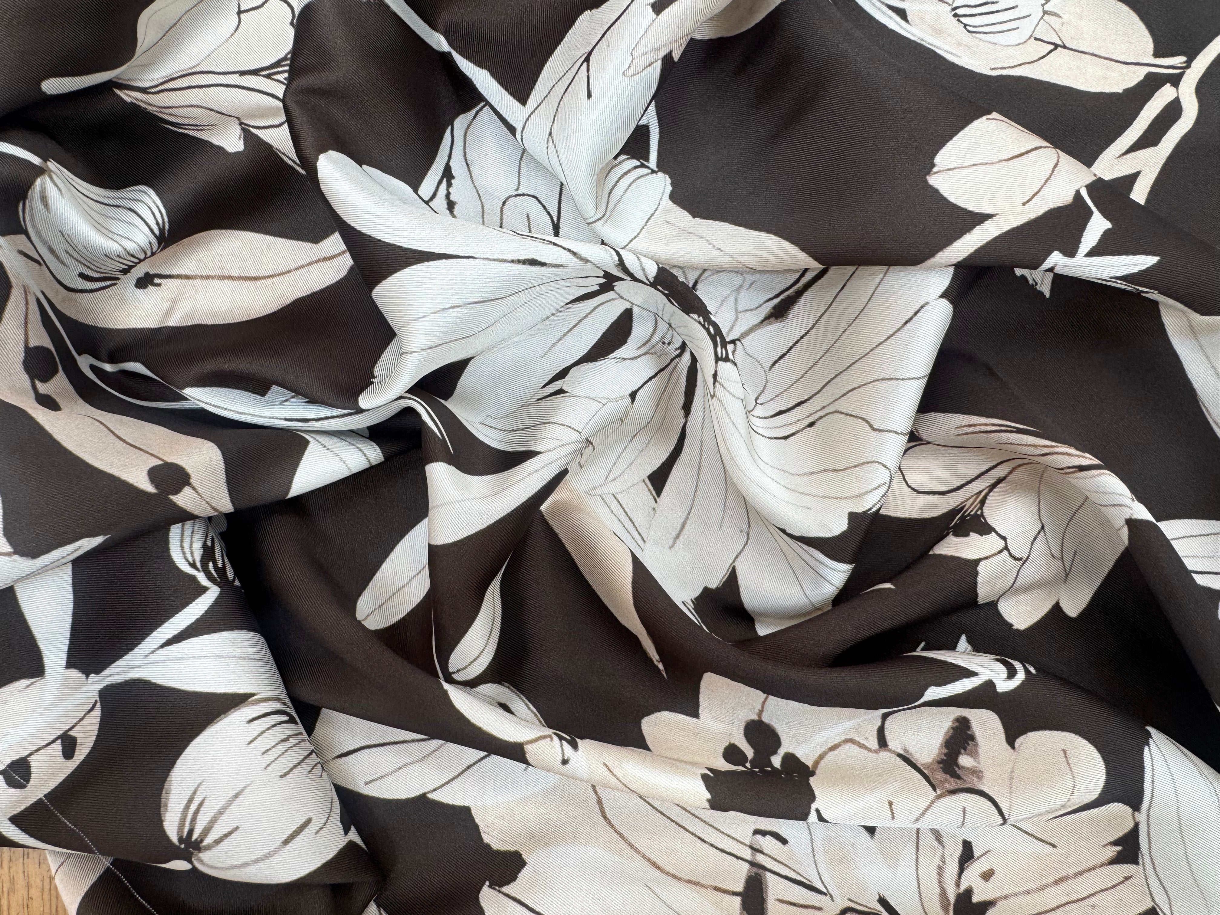 SERGE FLUIDE FOND KAKI AVEC FLEURS BLANCHES - My Little Coupon