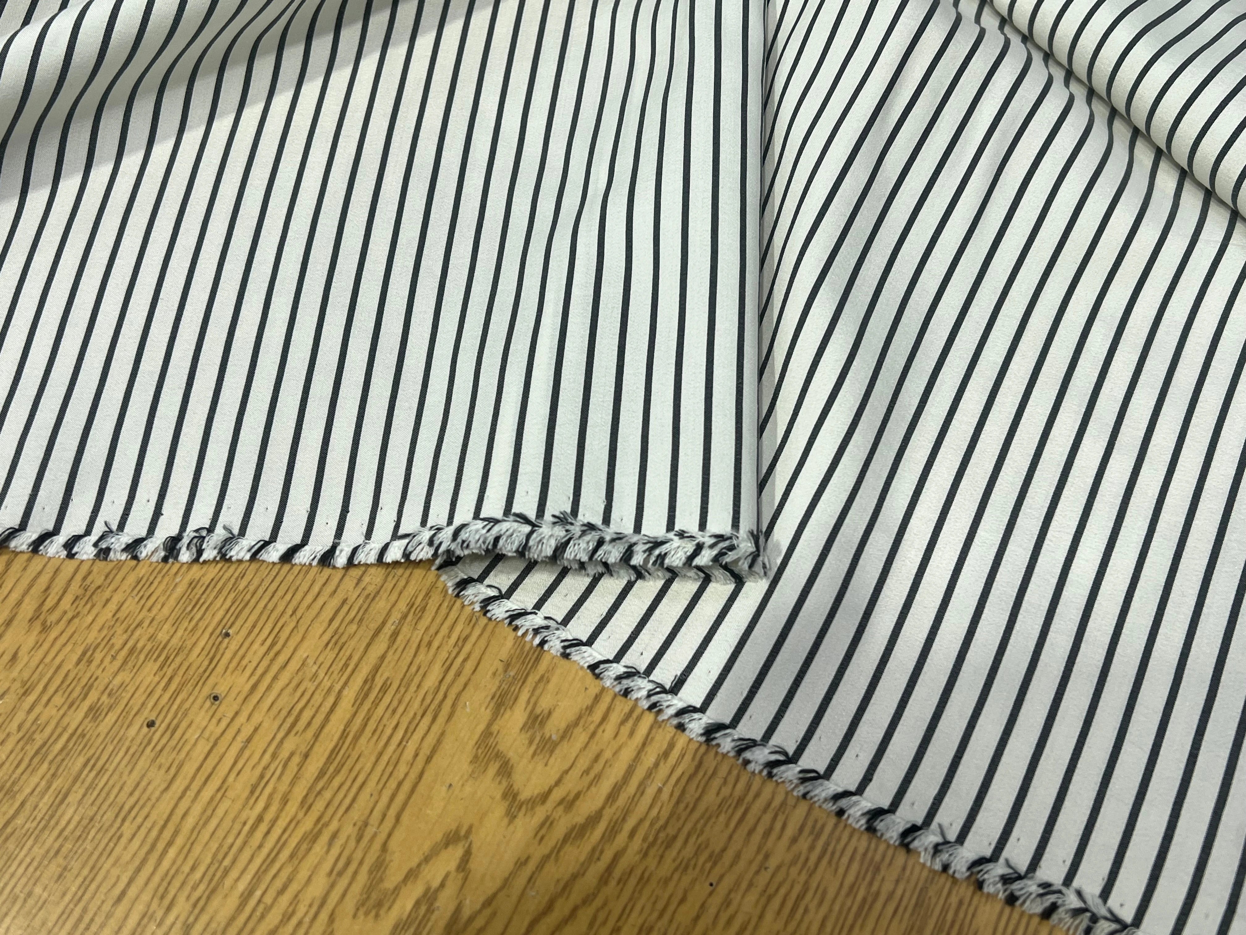 SOIE LÉGÈREMENT SATINÉ BLANC FINES RAYURES NOIRE 100% SOIE - My Little Coupon