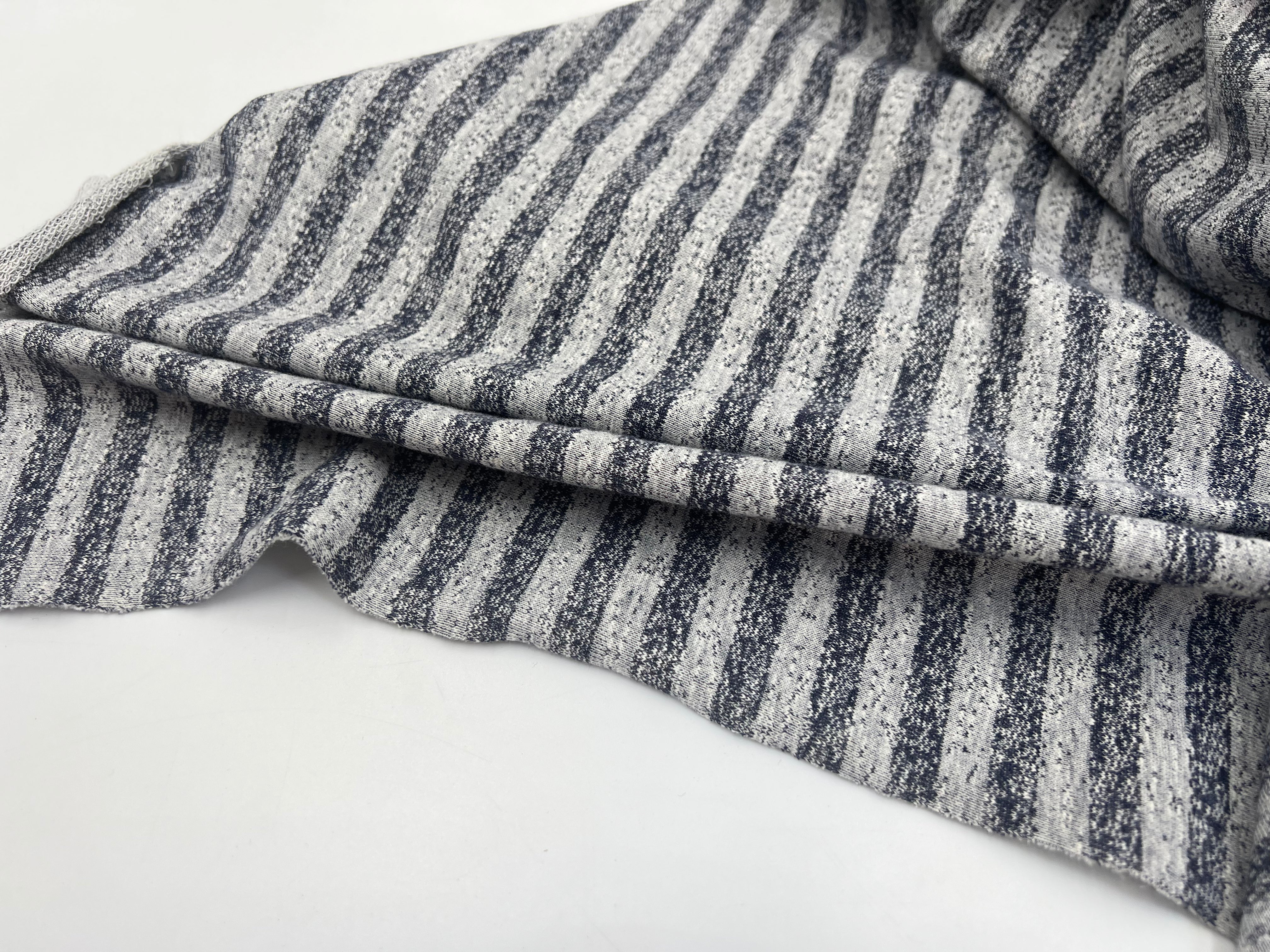 SWEAT MOLLETON NON GRATTÉ RAYURES FANTAISIE INDIGO SUR GRIS MSO