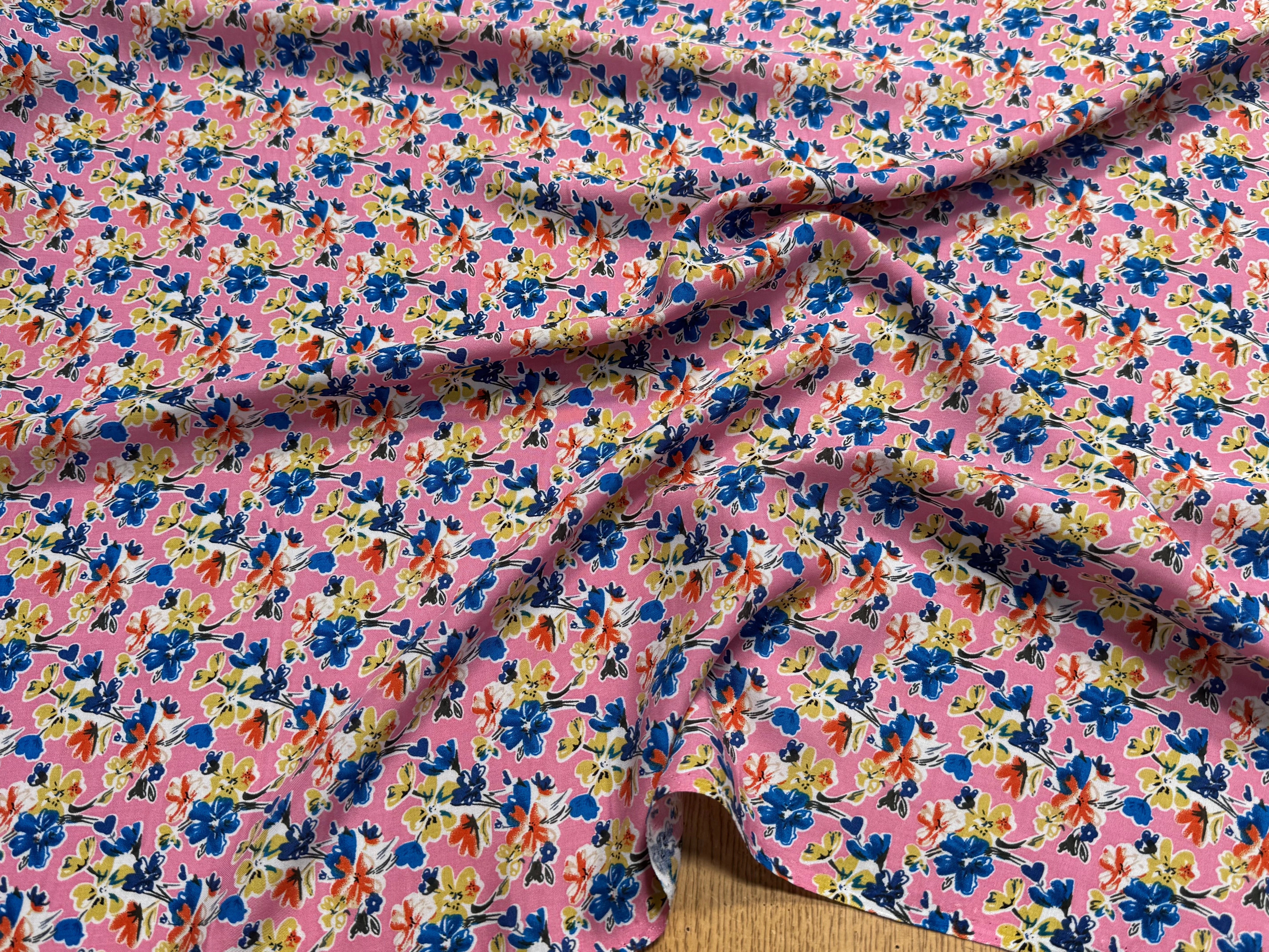 TISSU 100% VISCOSE FOND ROSE IMPRIMÉ BOUQUETS - My Little Coupon
