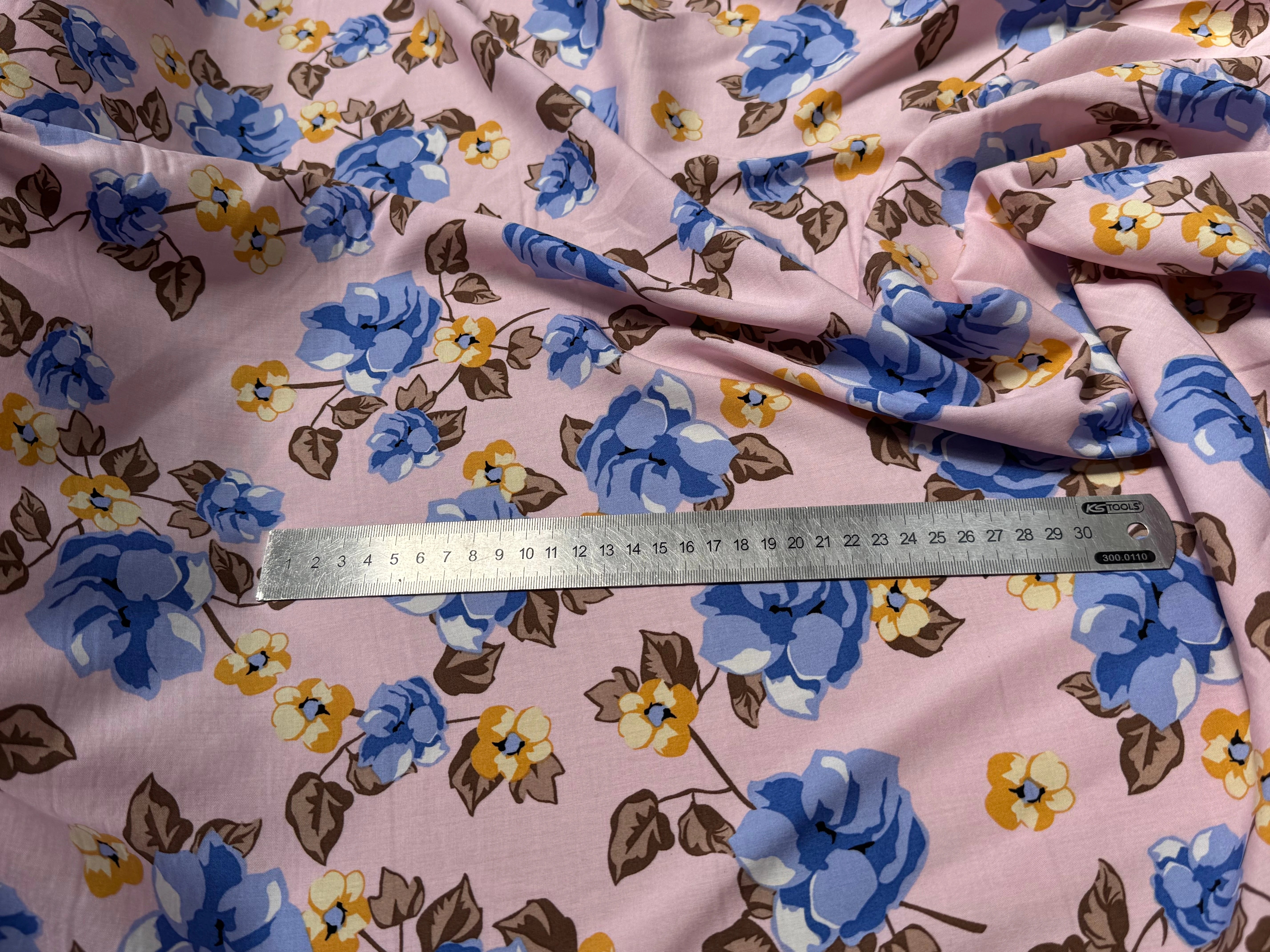 TISSU 100% VISCOSE IMPRIMÉ BRANCHES À FLEURS FOND ROSE - My Little Coupon
