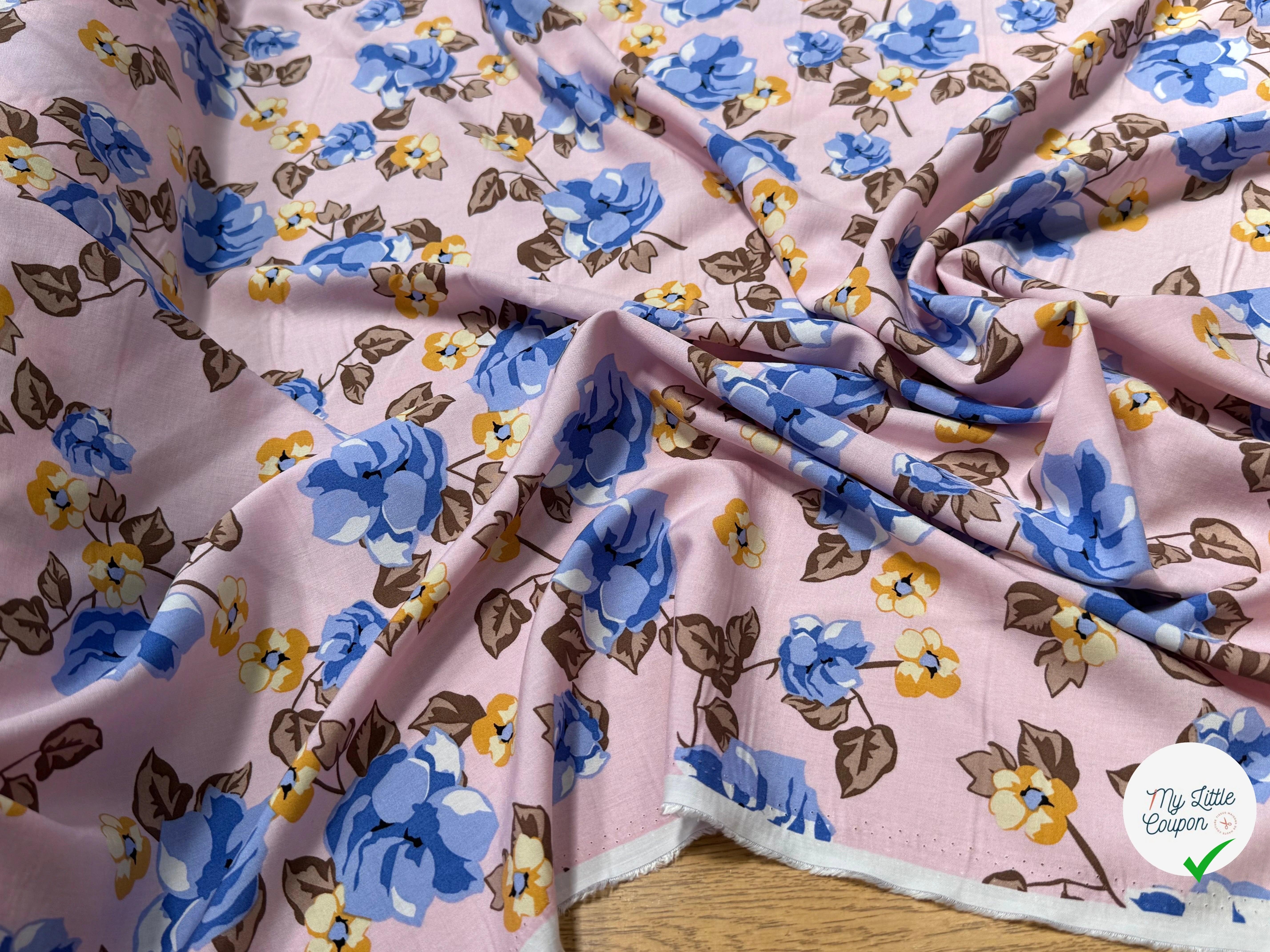 TISSU 100% VISCOSE IMPRIMÉ BRANCHES À FLEURS FOND ROSE - My Little Coupon