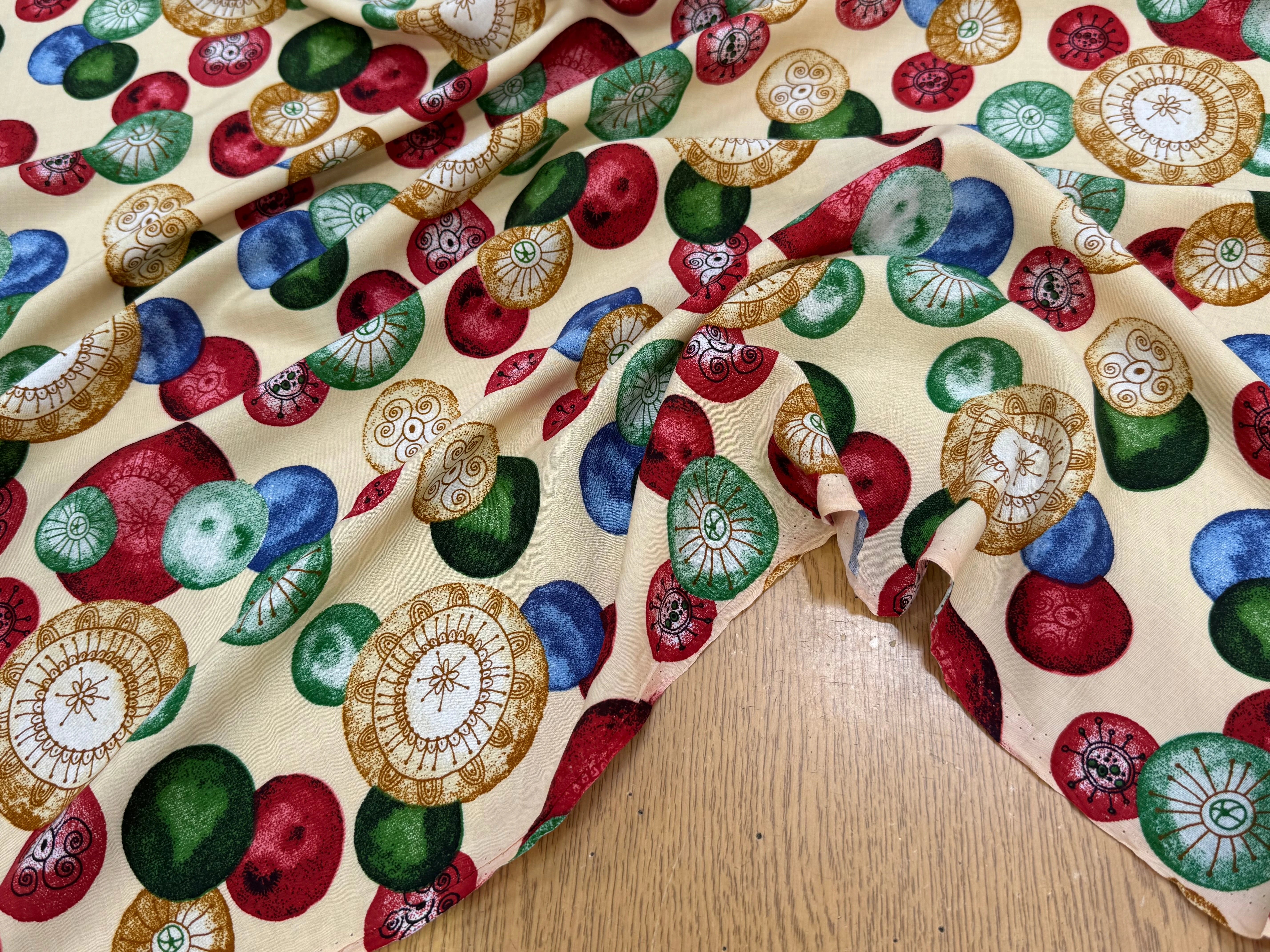 TISSU 100% VISCOSE IMPRIMÉ FOND CREME MOTIFS CIRCULAIRES - My Little Coupon