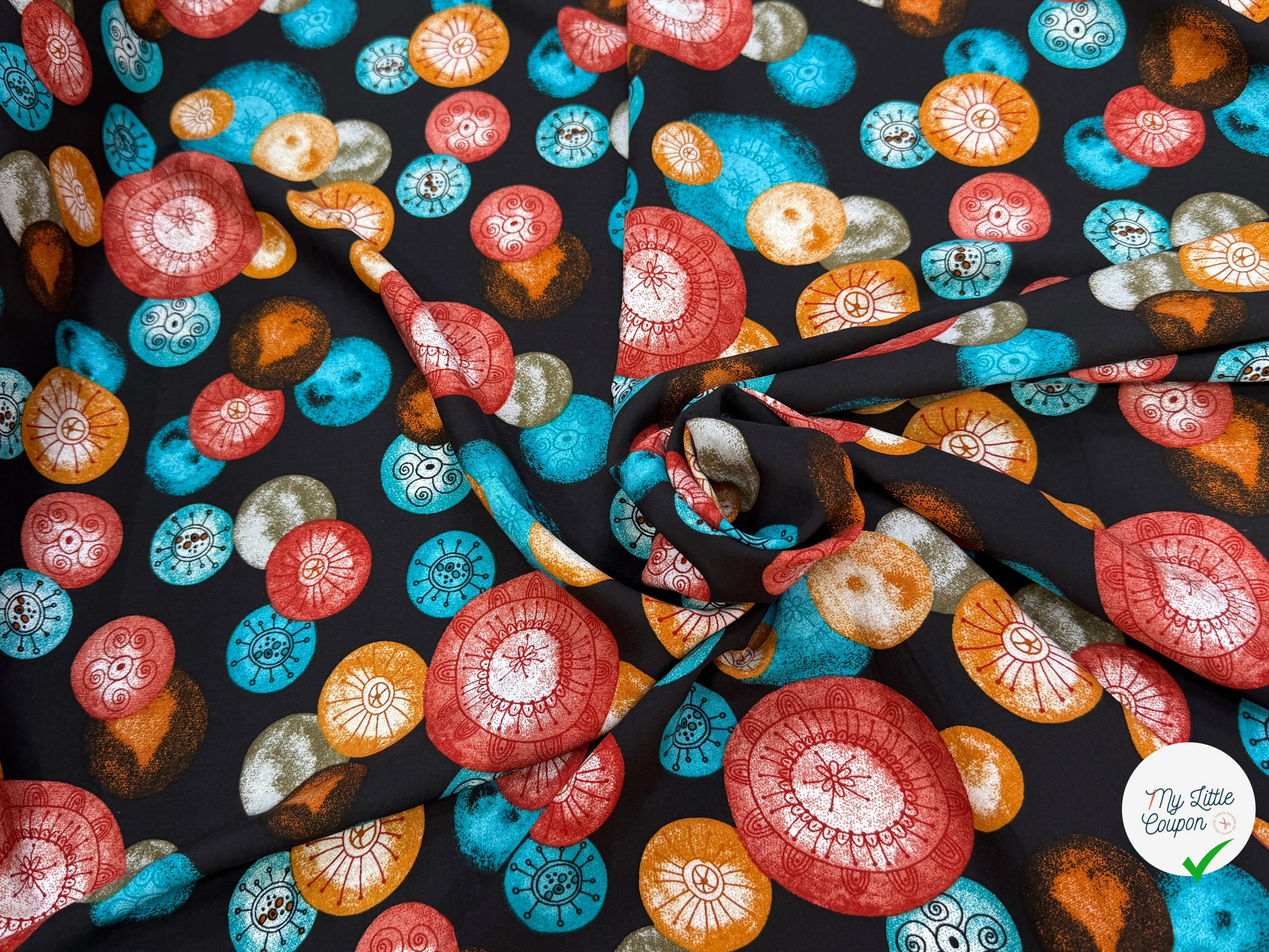 TISSU 100% VISCOSE IMPRIMÉ FOND NOIR MOTIFS CIRCULAIRES - My Little Coupon