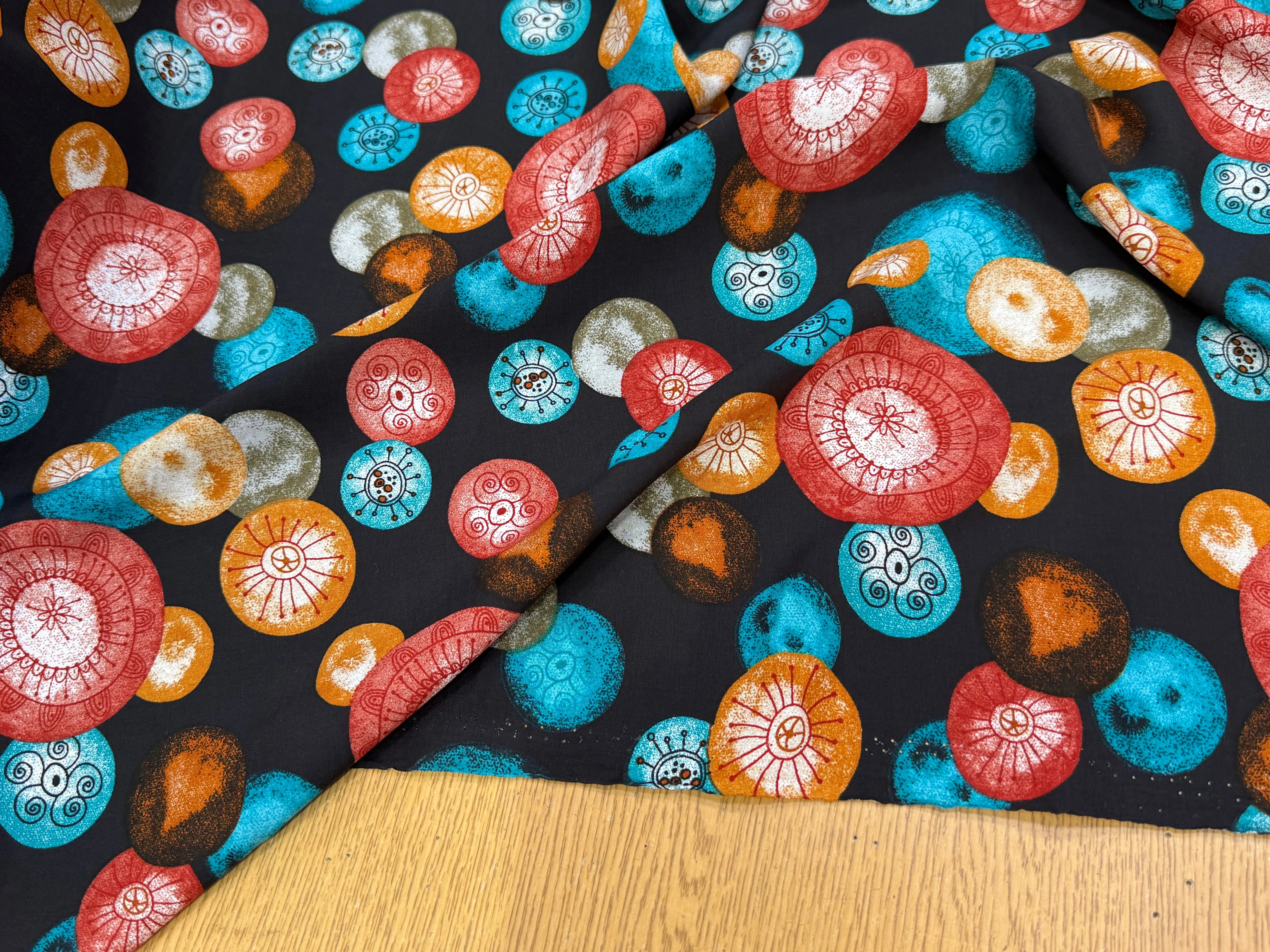 TISSU 100% VISCOSE IMPRIMÉ FOND NOIR MOTIFS CIRCULAIRES - My Little Coupon