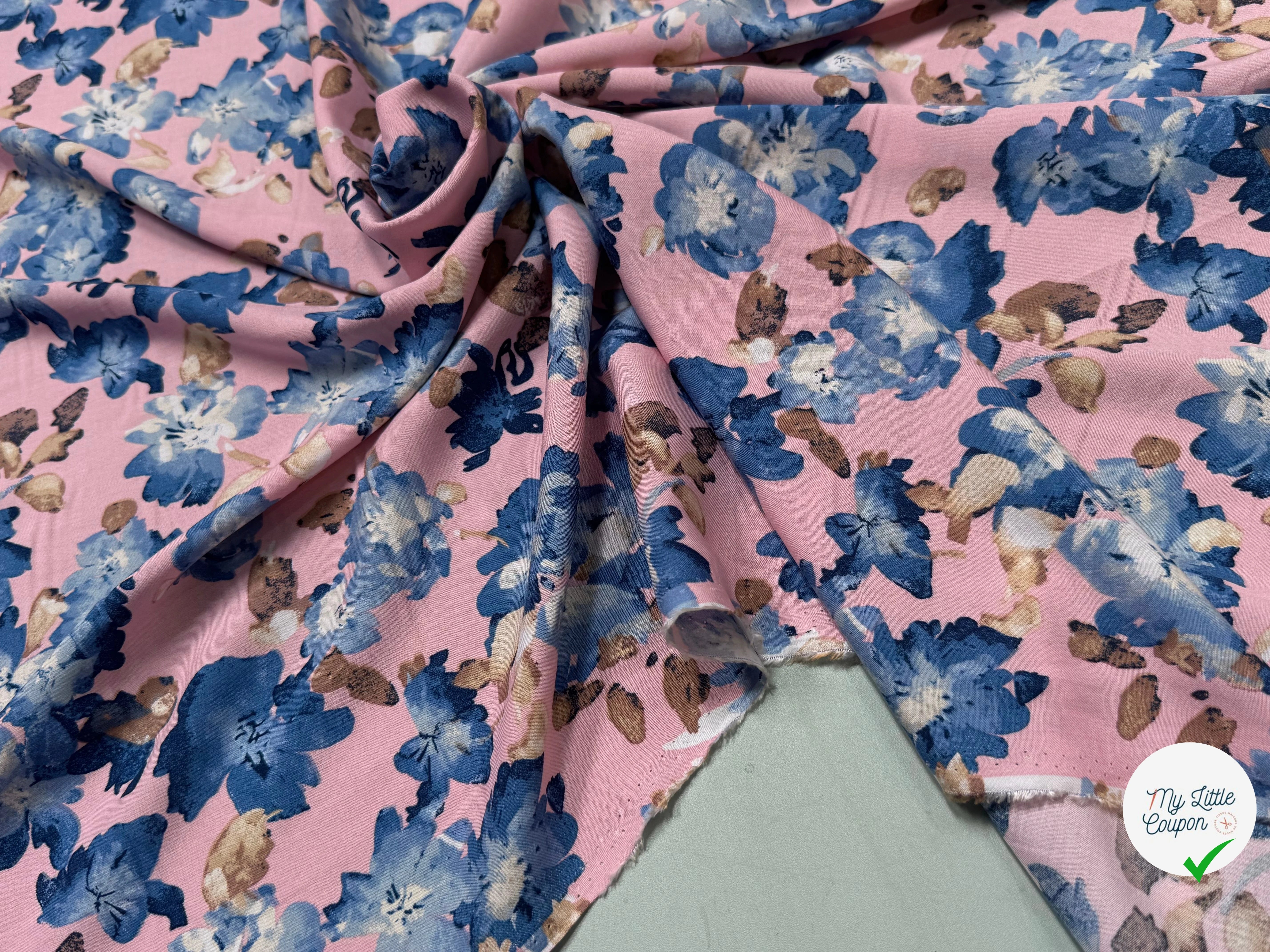 TISSU 100% VISCOSE IMPRIMÉ GROSSES BASES DE FLEURS FOND ROSE - My Little Coupon