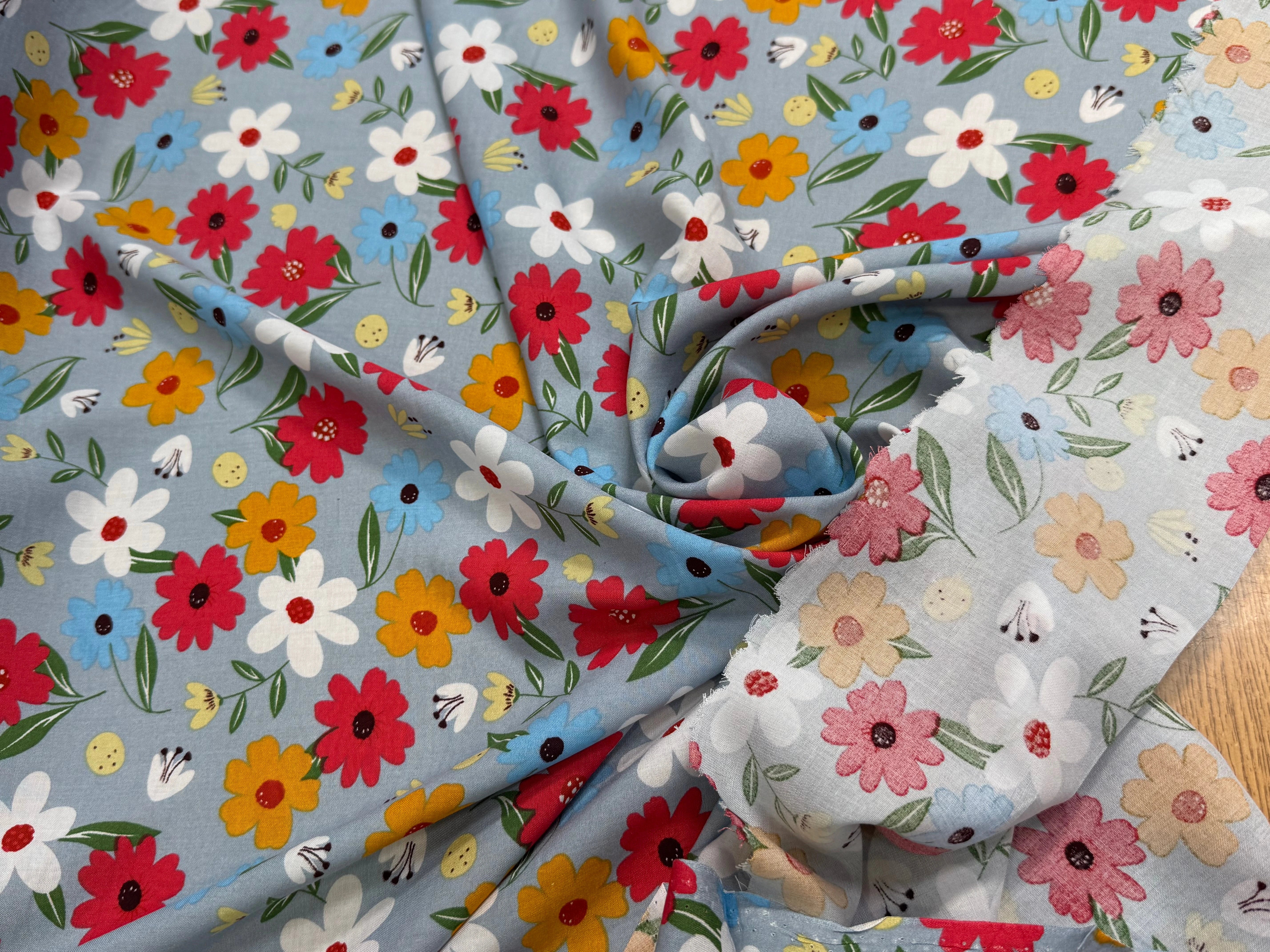TISSU 100% VISCOSE IMPRIMÉ JOLIES FLEURS FOND GRIS BLEUTÉ - My Little Coupon