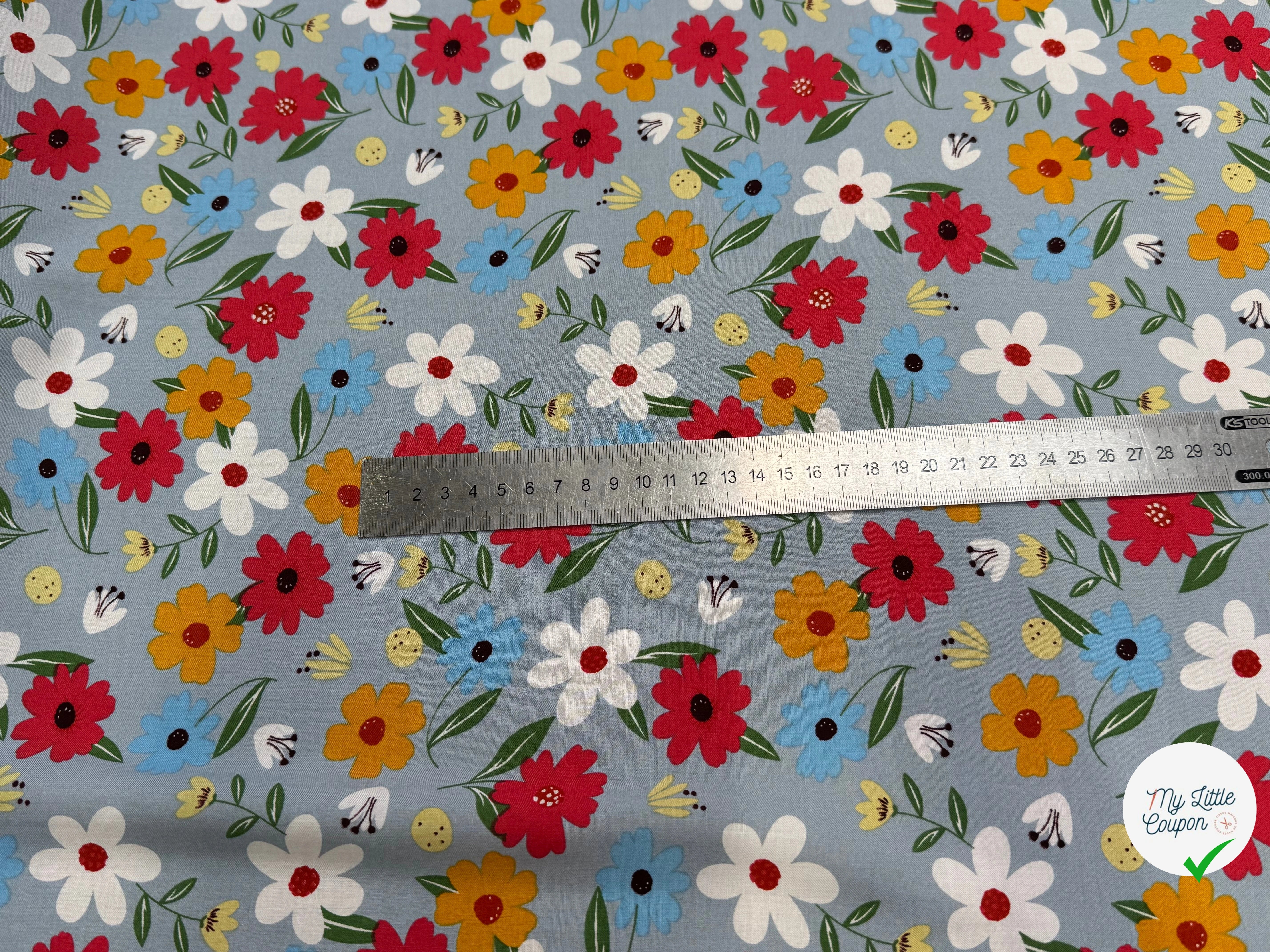 TISSU 100% VISCOSE IMPRIMÉ JOLIES FLEURS FOND GRIS BLEUTÉ - My Little Coupon
