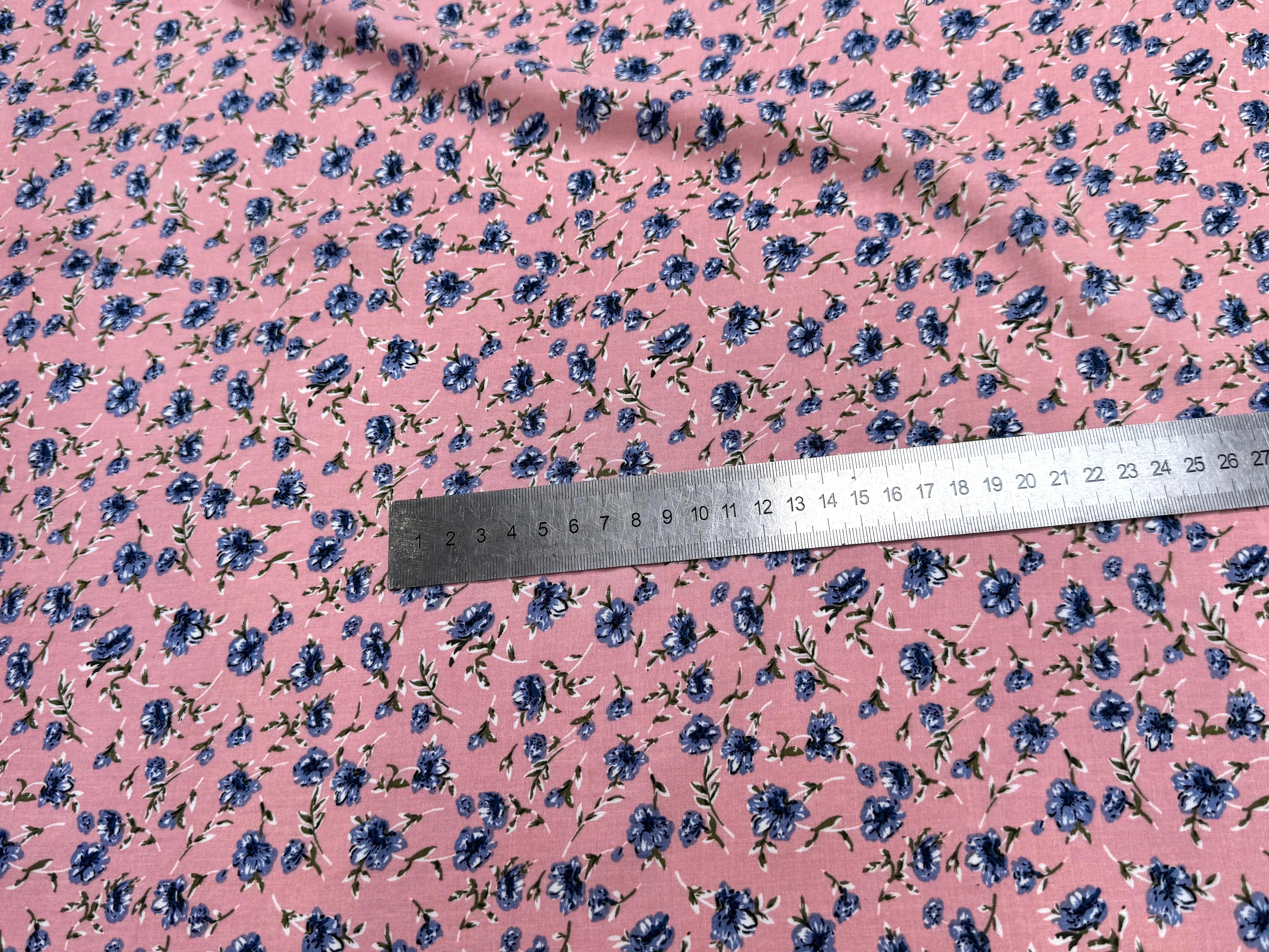 TISSU 100% VISCOSE IMPRIMÉ MINI FLEURS FOND BLEU ROSE - My Little Coupon